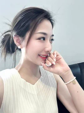 回到家的时候，往往喜欢脱光自己，看着远处的蓝天白云，享受静谧的时光～ 就是今天穿的开档丝袜，让我静不下来呢… 总想着该有人捏一下屁股才对… https://t.co/E3n2qZzoH7