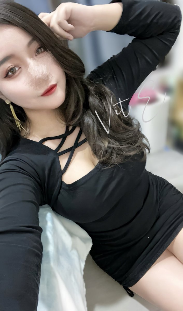 Friday night ✨

#不在辦公室 

最近調身體不能喝酒_(:з」∠)_
如果看到在酒吧點無糖綠的那可能是我 https://t.co/KPXGq6DA2g