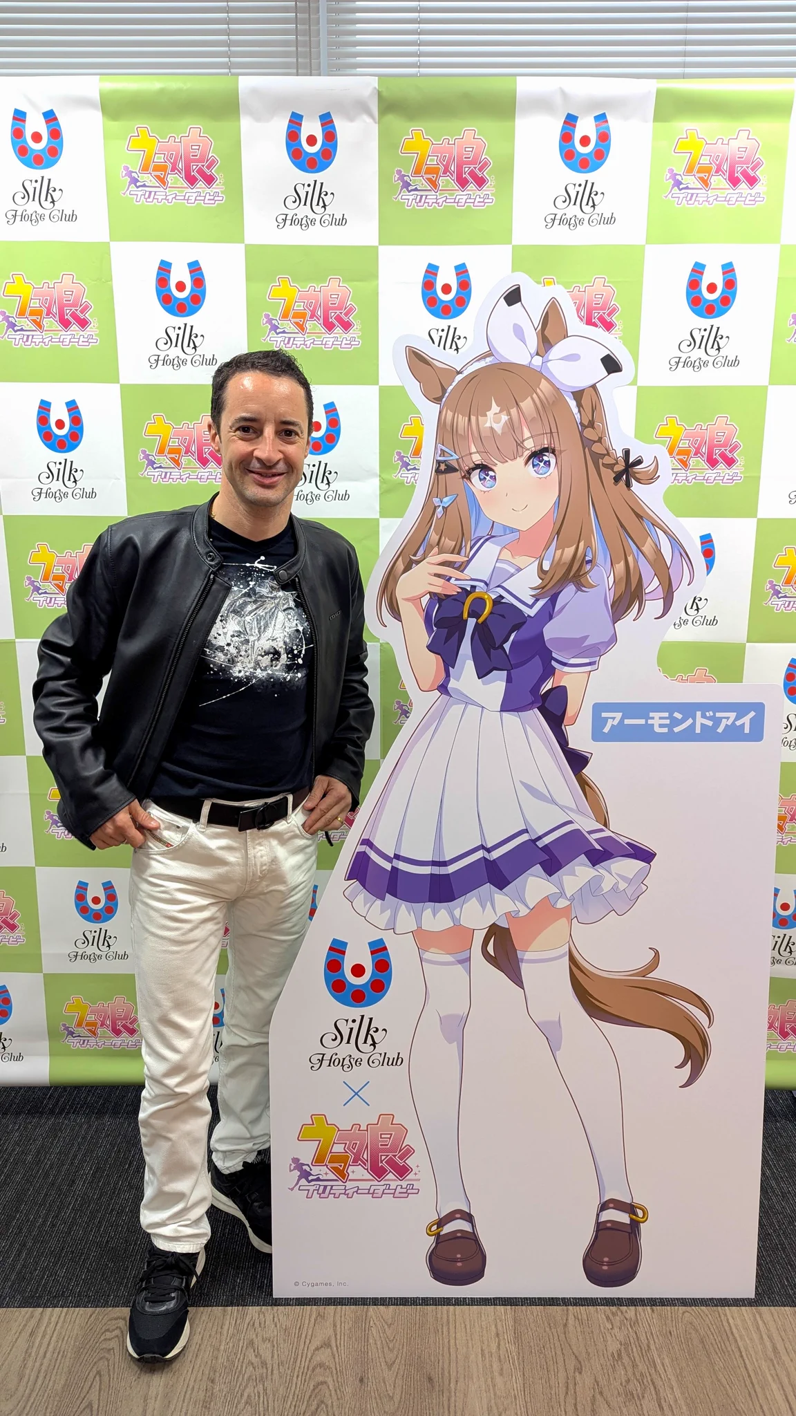 本日、ルメール騎手が『アーモンドアイ展』にお越しくださいました✨ウマ娘となったアーモンドアイとの2ショットも😍サインも頂きありがとうございました！@christo68914587#アーモンドアイ#silkhc https://t.co/R20rRiCAns