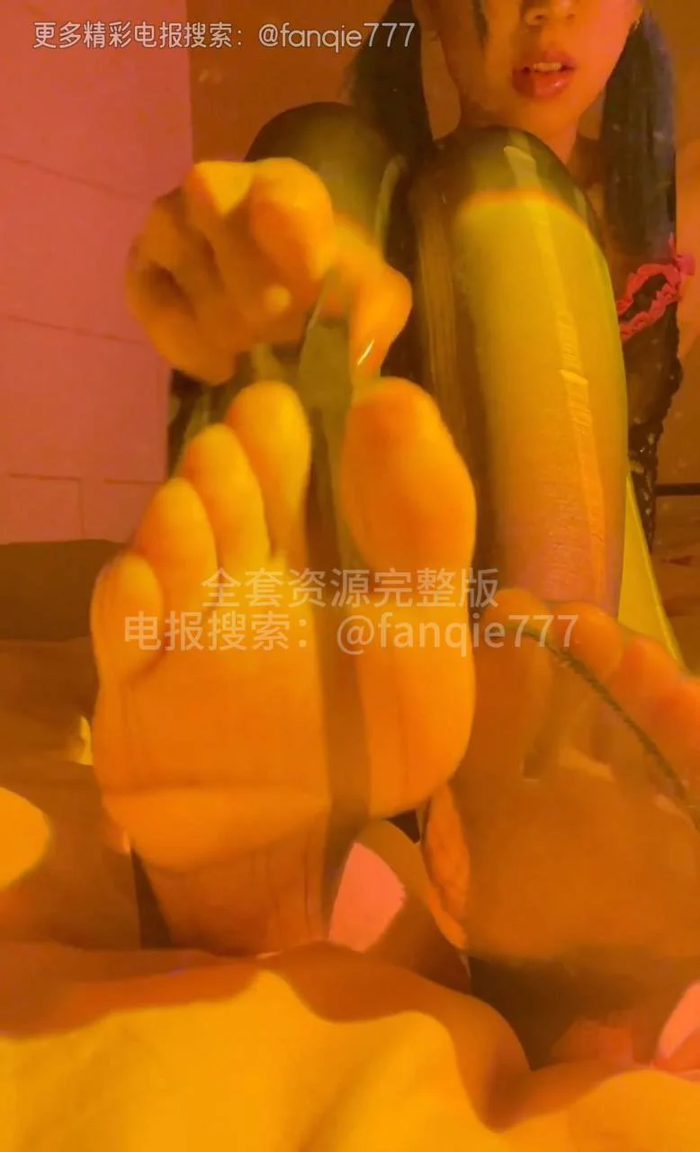 这应该是我近期或者很长段时间以来见的质量非常高的up主了，女主颜值很高 但也非常的骚，口交那几段视频，骚得真的顶不住！男主应该是个摄影师之类的，拍摄氛围感一绝，女主小穴非常嫩，而且淫水非常多，绝了！出水量真的多，淫水都能滴下来！完整更新主页置顶 https://t.co/pCFDHHTWnV