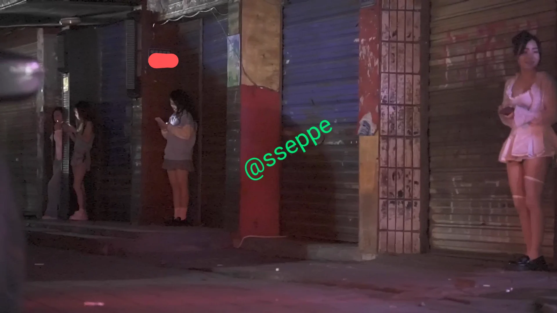 露奶露屁股,大量站街女一排排站立路边滋扰过路单身男性。地点就在长沙玉兰路公交站后面,大家千万不要从那里走,以免造成身体和财产上的损失。 https://t.co/r9UcBMjYtZ