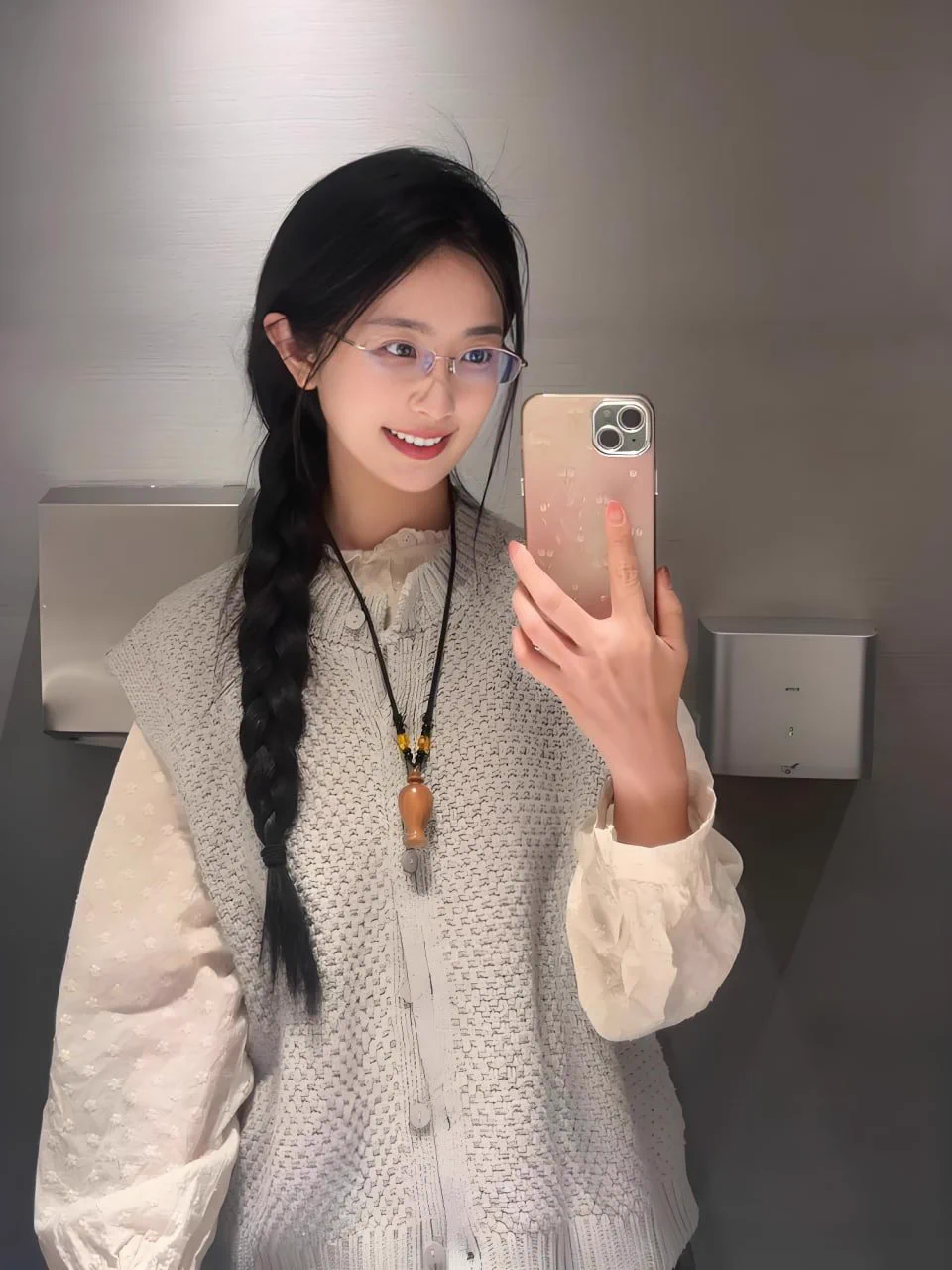 昨天分享了旗袍装，这次依然是穿着新中式的衣服见粉丝…虽然也不小了，但是梳了个麻花辫感觉还是很青春的～就是这个粉丝太坏了，非要我脱了裤子在车里拍一张，说要留念… 不过还是太紧张没发生别的，如果是你的话忍得住吗！！ https://t.co/ubkIdoGlW0