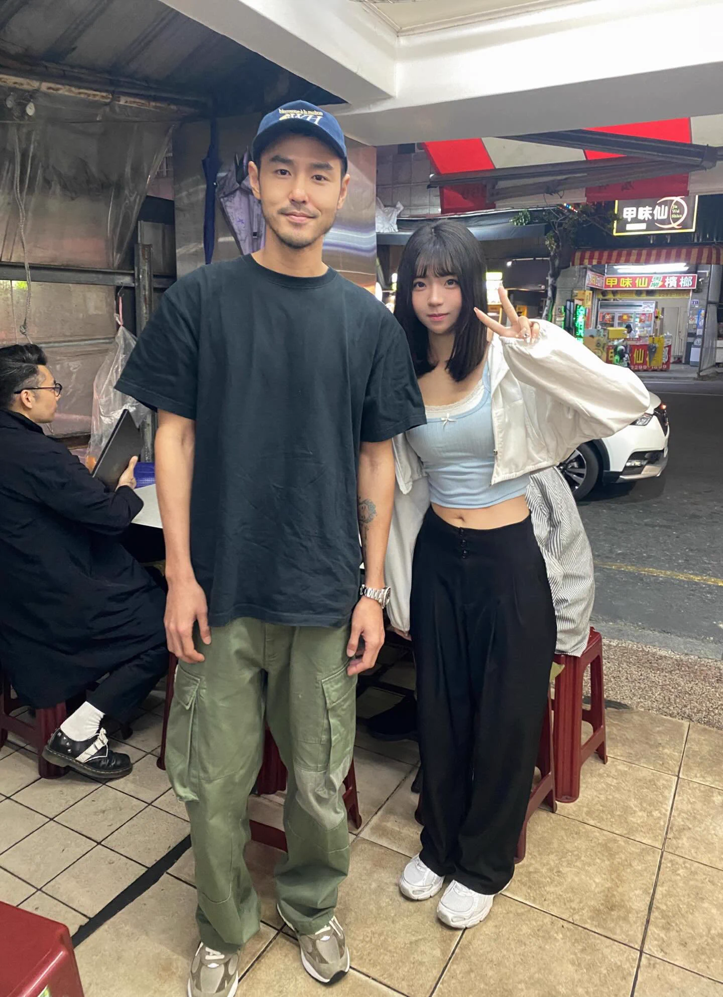 有人知道他是誰嗎？ 昨天隨便吃個滷肉飯遇到⋯當下真的超級開心 本人也超級好讓我們可以合照 https://t.co/jycFV3v7re