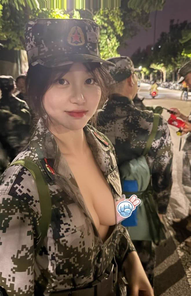翻照片发现了入学时军训的照片～新生里应该只有我这么大胆吧，训练服下面是真空一丝不挂的…不过我们学艺术的就是有很多天马行空的性幻想，不知道有没有人想陪我完成呢… https://t.co/dQbDZI8nYR