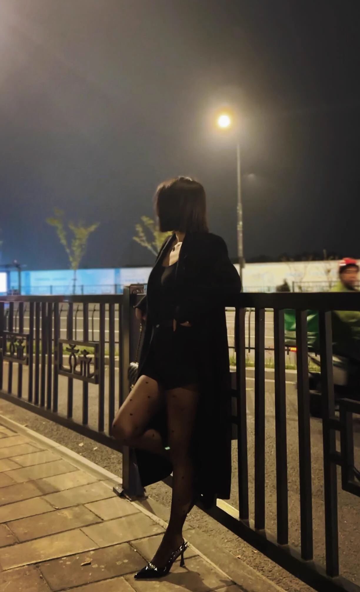 #足控露出 穿着黑色大衣搭配黑丝露出是一种什么体验。 https://t.co/FKcV0szHtD
