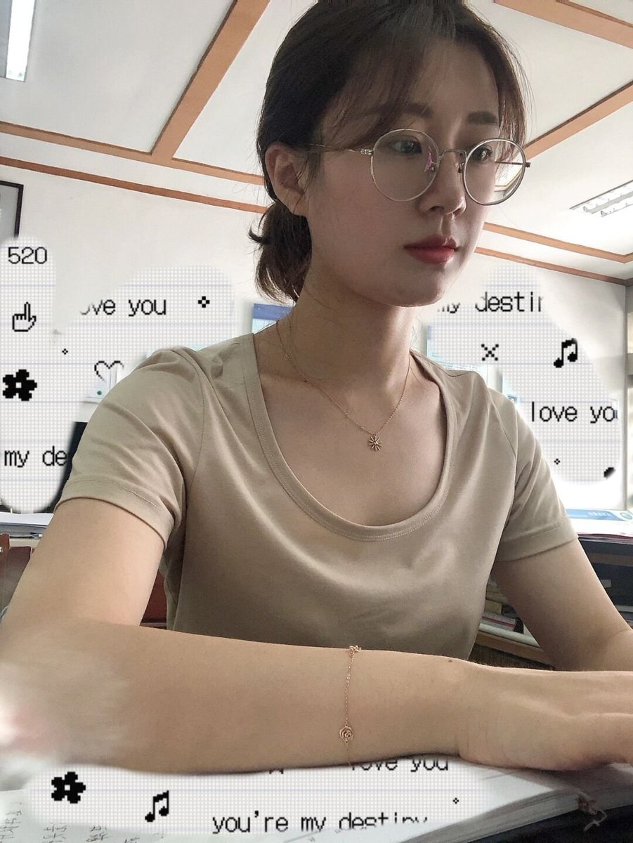 好羞耻哦，能看出来我在干什么吗               
你能想到课堂上严肃的老师，私底下却是这么淫荡反差的模样吗 https://t.co/LsmWs8bAQr