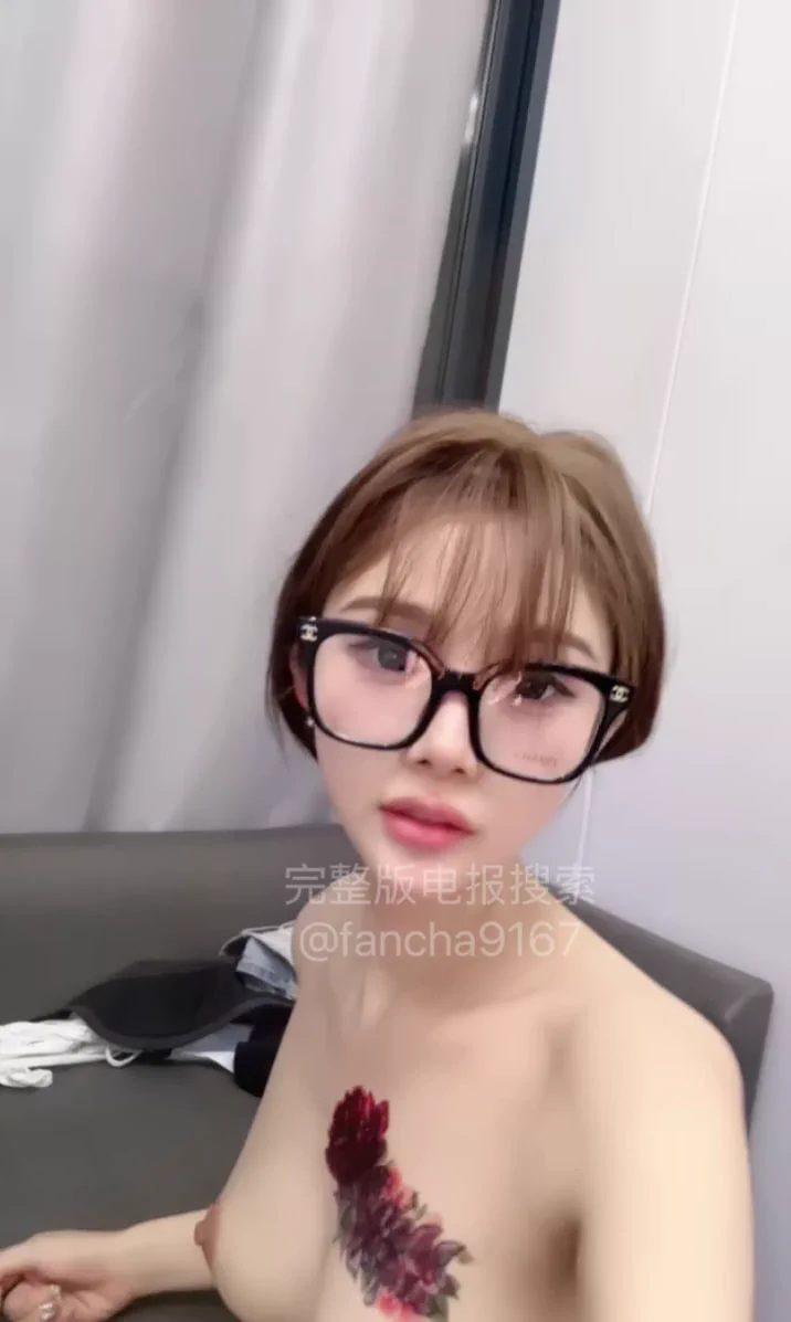 粉丝投稿精神小妹女友，分手被渣男曝光，记录了在一起一年的性福。学舞蹈的女孩子会的姿势就是多，喜欢在楼道内露出，娇喘诱人。照片117张 视频13段#完整版在主页自取 https://t.co/4rDkW94RX6