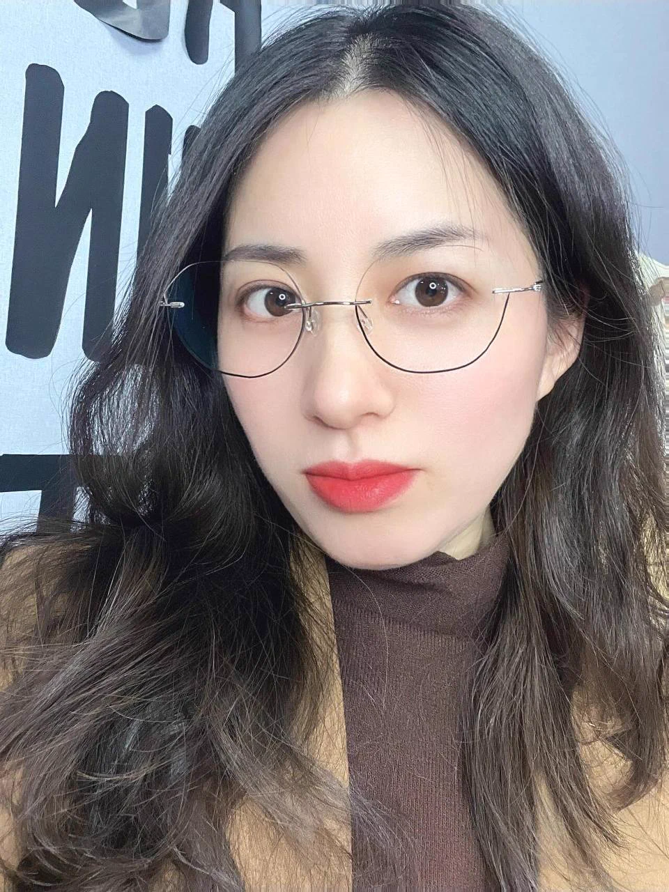 来自老板娘的倾情推荐，眉眼距比较近的，可以带这种半框的眼镜。😉 https://t.co/K2L11gQ4t2