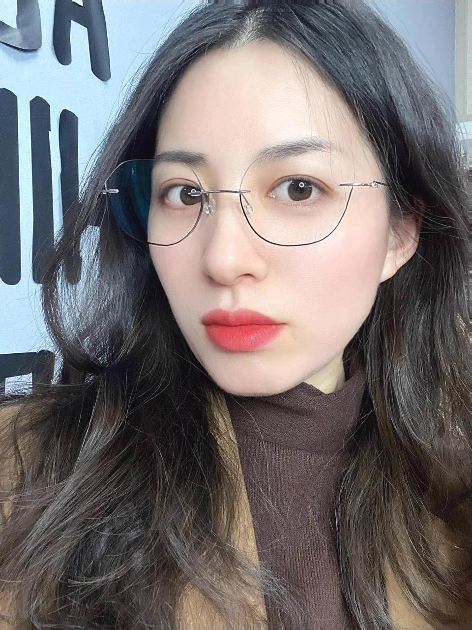 来自老板娘的倾情推荐，眉眼距比较近的，可以带这种半框的眼镜。😉 https://t.co/K2L11gQ4t2