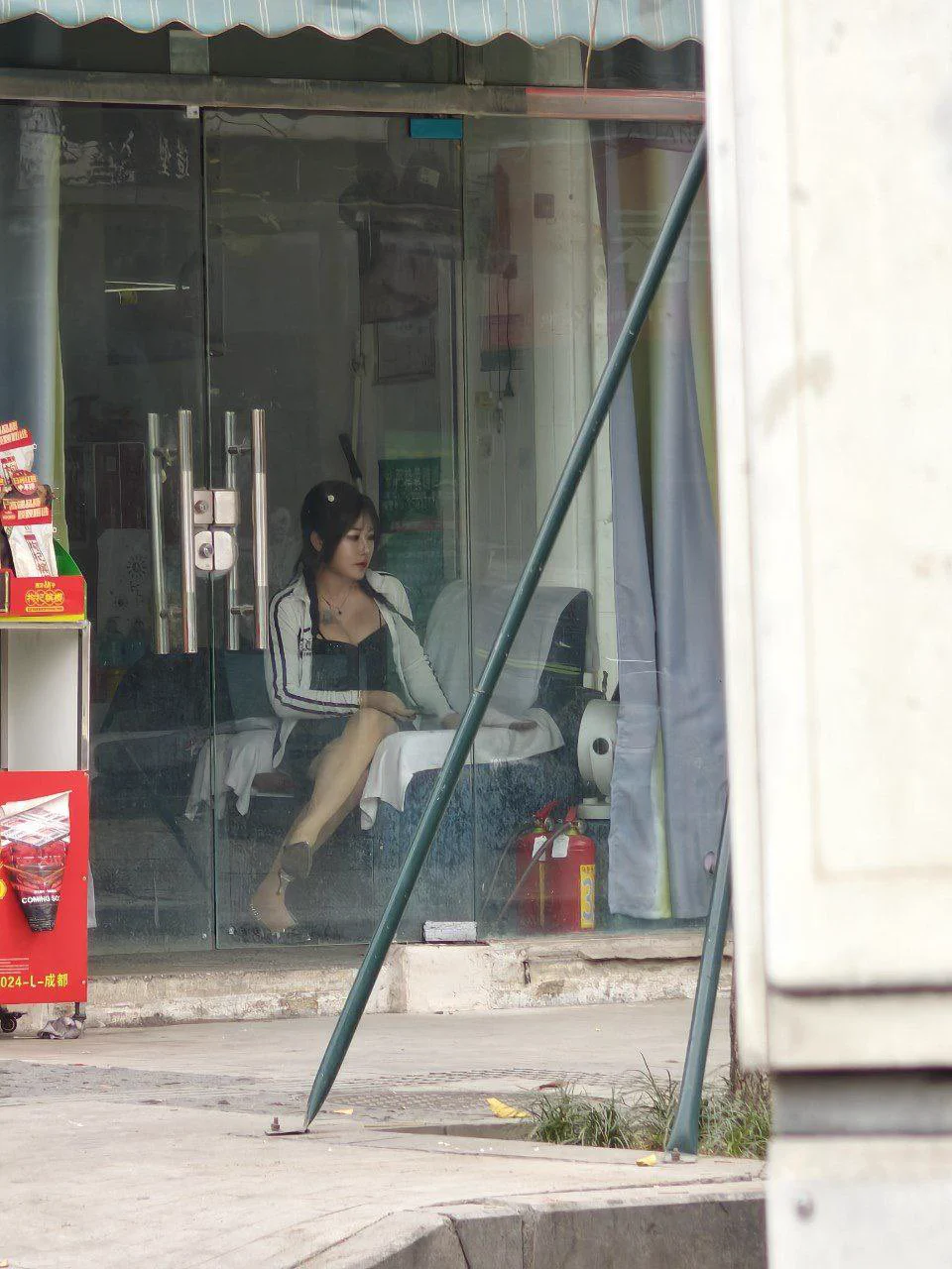#南通 #站街 导航搜川港创新路与镇中路交叉口，往北走几百米路边几家门口摆红色塑料凳的都是，拐角有家姐妹足浴按摩，3个技师，最年轻的一个估计也30多了，反正就是快餐，质量好不到哪去 https://t.co/3WE3tLwnpi