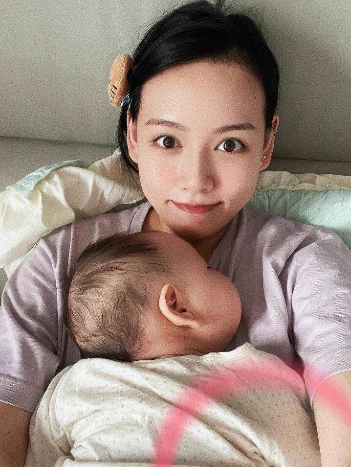 宝宝已经几个月了，但其实偶尔还是会怀念怀孕时做爱的感觉～本来欲望就大，还趁着老公出差时候偷情，感觉更加的刺激…回看视频，发现肉棒在小穴里进进出出，交合处那么清晰。自己看着都面红耳赤的… 最近欲望还是好大，希望在推特上能约到温柔的推友，可以报名哦… https://t.co/sHQ61ok6JQ