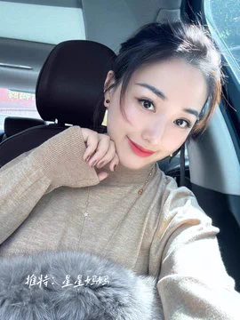 好像头发一盘，瞬间人妻感就上来了。有些人觉得我蛮漂亮的，其实就是因为长得还行，所以没人搭讪呀，只能来推特啦。 女上自己动的感觉好舒服，小穴满满的，交合处都拍的好清晰。你们想试试被我坐一下吗？ https://t.co/bdKXGd8O7x