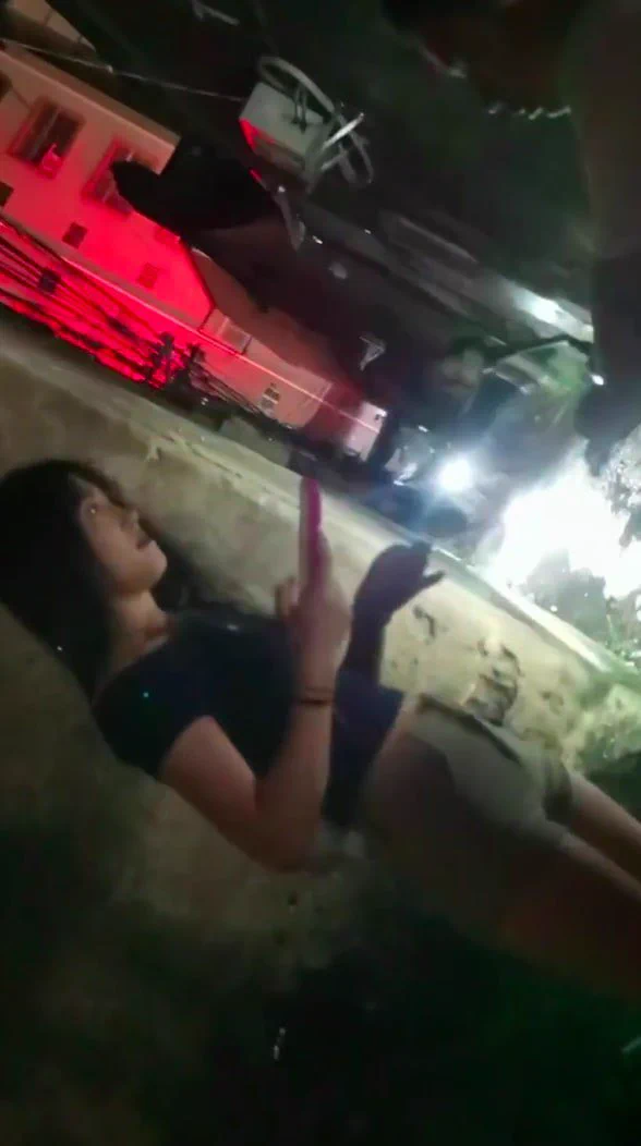 #站街女 #站街 #快餐 在夜色温柔的包裹下，她随性地倚靠着。简单的穿搭难掩独特韵味，不经意间流露出的慵懒，仿佛藏着无数有趣故事。 https://t.co/6X9kotPlVG