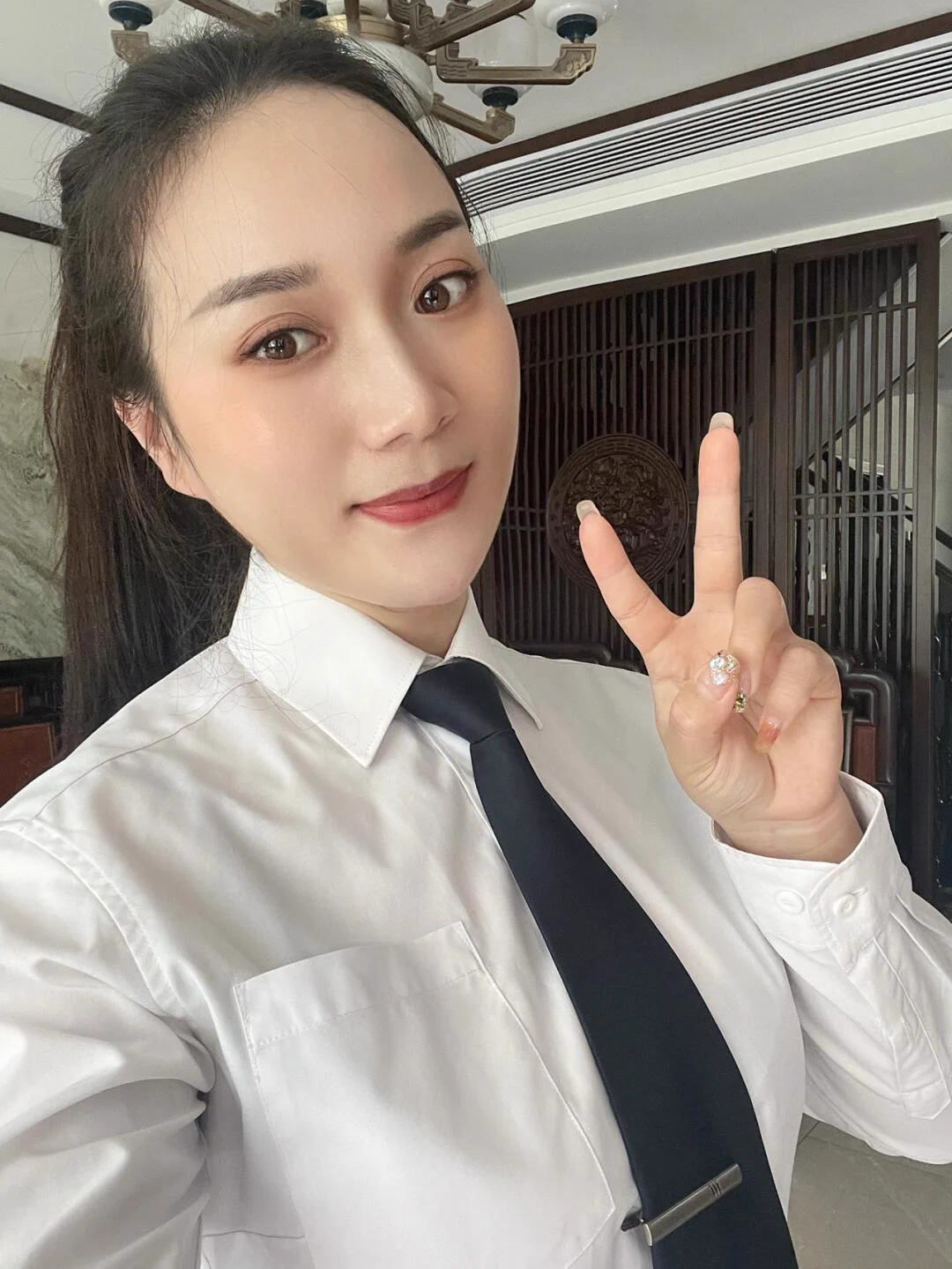 说好了你请客，确总让我带酒，库存就那么点全被喝了 还好上次囤的一些还剩点。说好的喝酒，喝着喝着就把我喝到床上了，喝醉了难免会意念乱想哈，全程被牵着的感觉羞耻又刺激，最后还被拍下来了，不过他的还是有点细弄的我有点痛痛的............ https://t.co/dr3Ieq9rH1