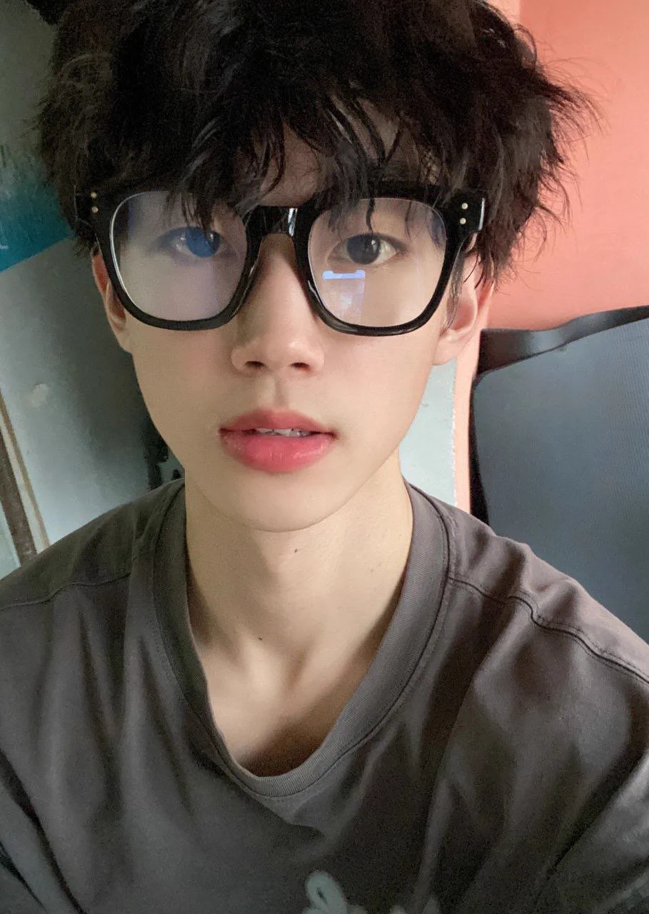 听说厚嘴唇的人 性欲都特别强 刚好我就是😂 真的太符合了 经常满脑子都是想色色 有没有一起来色色的 #男大 #奶狗 https://t.co/YgaZbWw7d1
