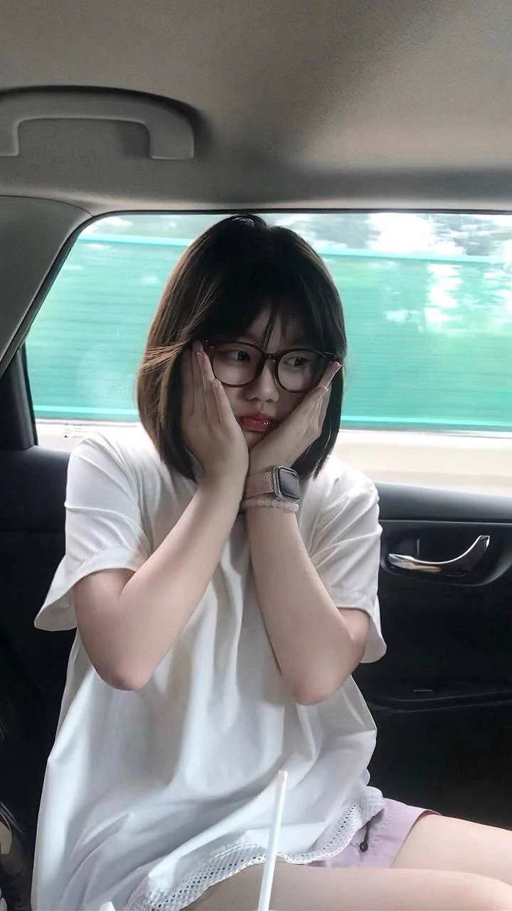 网友的短发清纯小学妹 https://t.co/znmG9e7ja9
