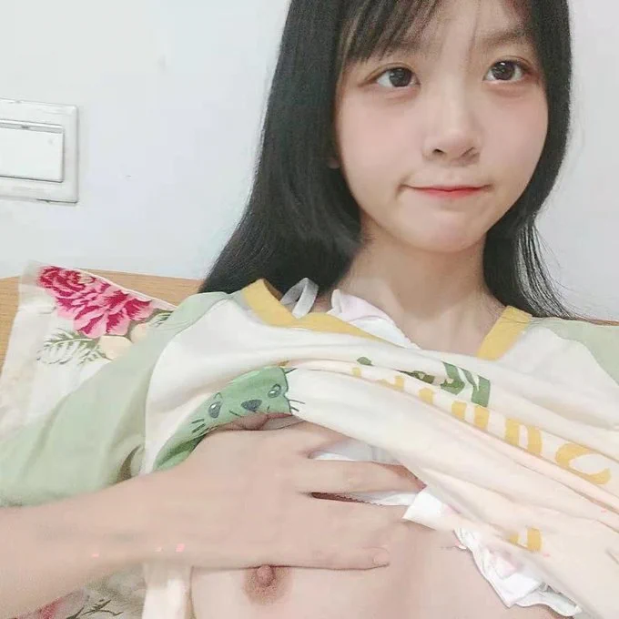 我没开玩笑私信我真的会给你们发裸照色图的。😋 https://t.co/wgJvdYShCa