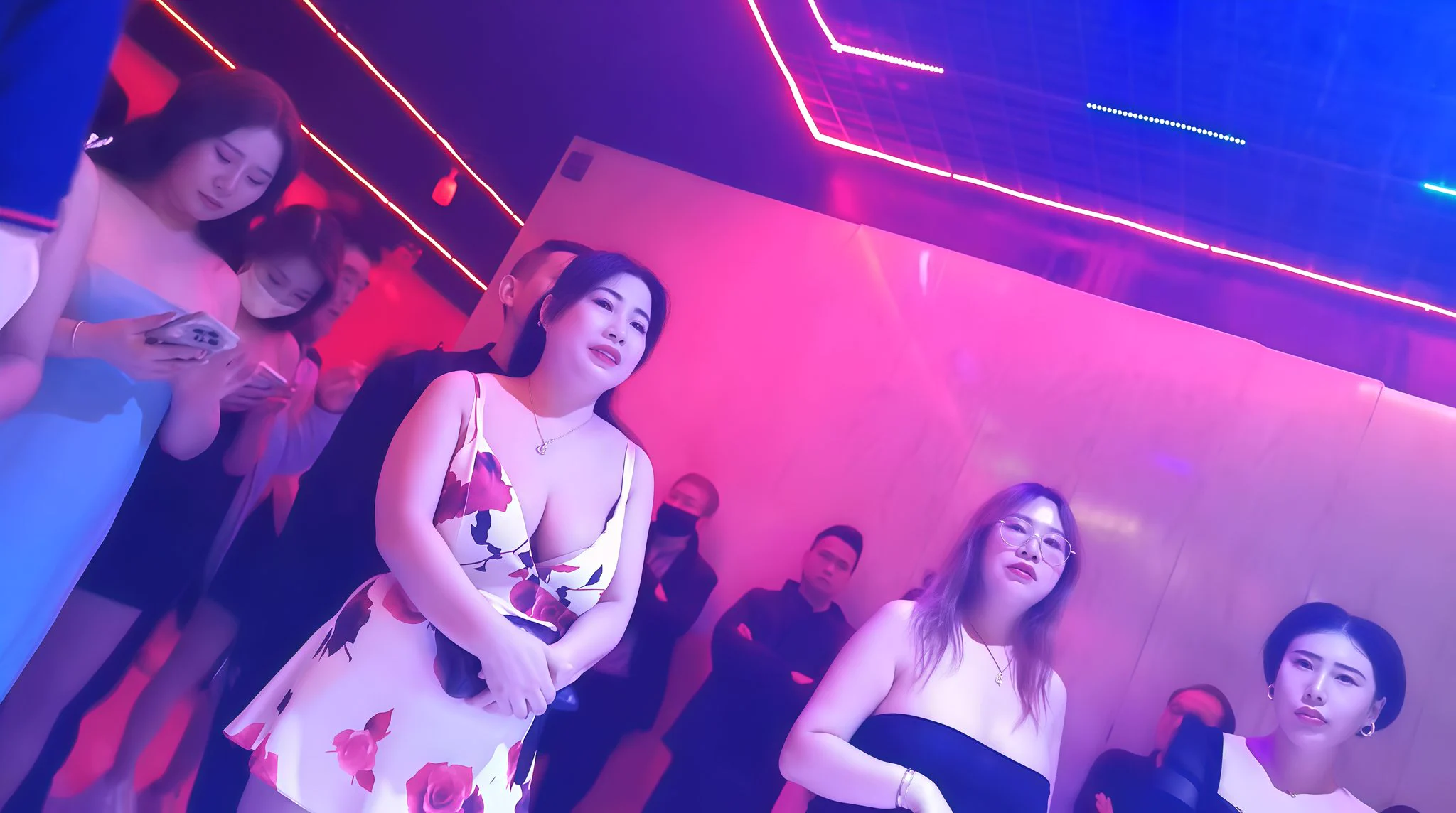 大奶诱惑之西安砂舞:之前发帖说砂舞厅淫乱不堪,很多人说我瞎编。今天这张图片给大家看看,穿的这么暴露,两个陌生的男女搂在一起,在昏暗的灯光下能干什么呢? https://t.co/0WvRZyll9I