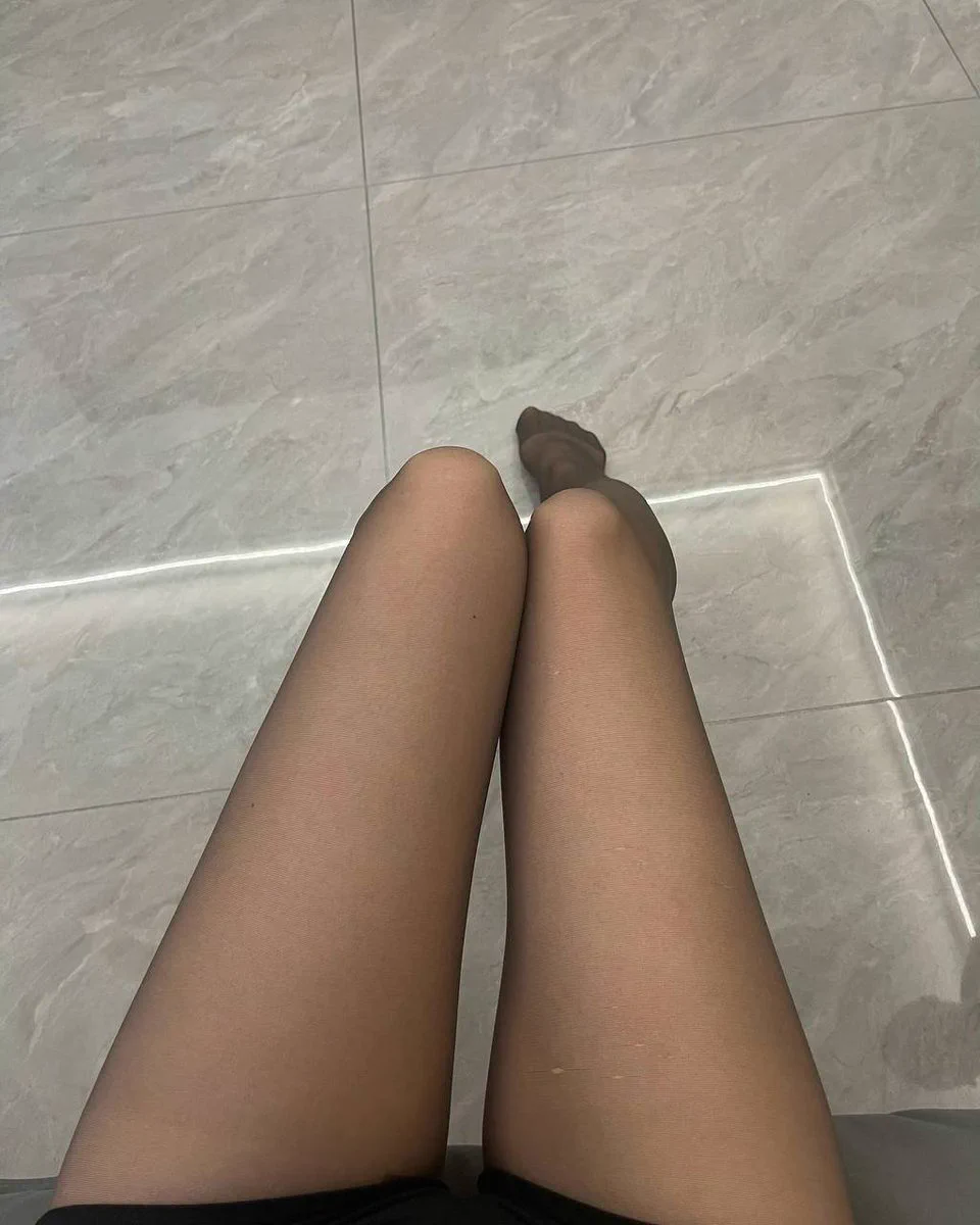 满足一下你们对女警的黑丝幻想～想不想看我警服里面穿黑丝？那种开档的情趣黑丝，想看的私信我，只私发🥰 https://t.co/9snYAG8Bs1