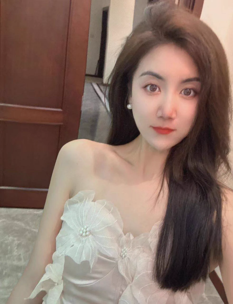 盛装打扮一下，陪领导一起应酬～公职人员也没有那么轻松，既要为人民服务还要服务好领导，让领导开心，不过今天的装扮好想有点太隆重了… https://t.co/D139JO2vJ9