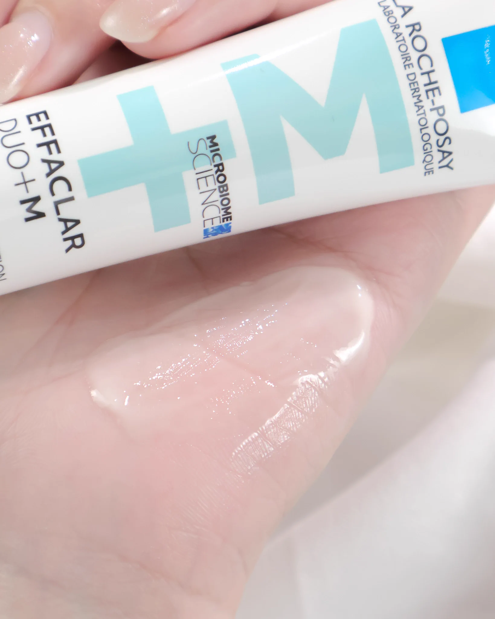 ทุกวันนี้เวลาสิวขึ้น เราจะชอบหยิบ effaclar duo+m มาแต้มทาตลอด มันเคลียร์เร็วอะ จบใน 1 หลอดดี ถ้าอักเสบก็แห้งยุบไป ถ้าอุดตันก็ดันออกไม่ทิ้งรอย โคตรจะปึ้ง แล้วยังช่วยลดความมัน ปรับสมดุลผิวให้สิวขึ้นน้อยลง ลดการเกิดสิวซ้ำซาก รอยดำจากสิวก็จางลงอีก เป็นเนื้อเจลสบายๆ ซึมไว ไม่เหนอะเลย หยิบกี่ทีก็อิน🥺#LaRochePosayTH #Effaclar #ลาโรชโพเซย์ #เอฟฟาคลาร์ #เอฟฟาคลาร์ดูโอพลัสเอ็ม #ลดสิว #รอยสิว #EffaclarDuo #ผิวมัน