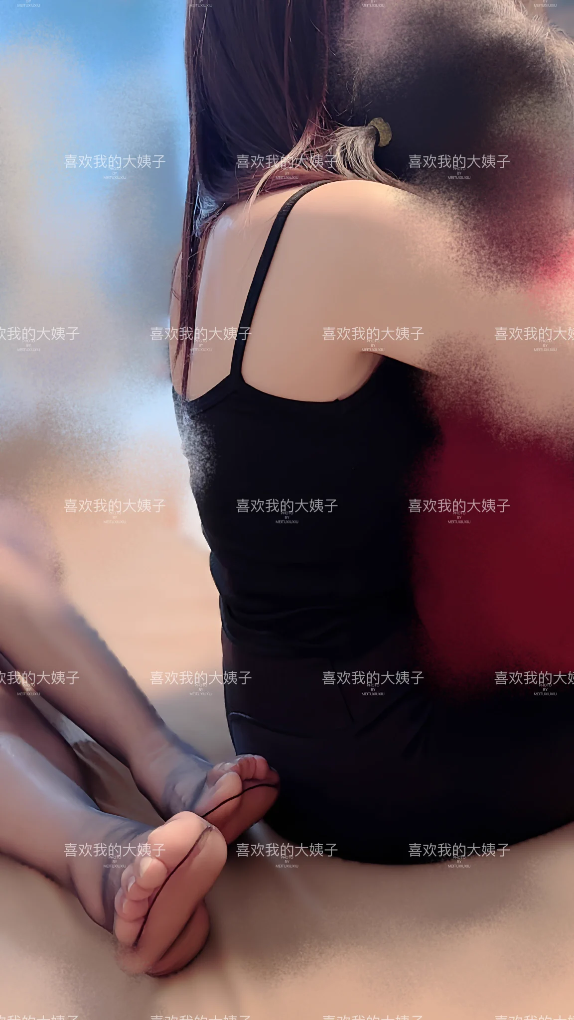 晚上好兄弟们，刚到家下了班同事喊去吃饭喝酒了没喝多少，微醺吧我白酒差不多能喝半斤左右，在多就不行了看到大姐和老婆在看电视呢，找机会拍了几张，大姐这无处安放的骚脚，老婆我看今天穿的也挺清爽的，就是吊带➕瑜伽裤，不过门口有靴子，老婆今天穿的靴子 https://t.co/MHqxGo4HrU