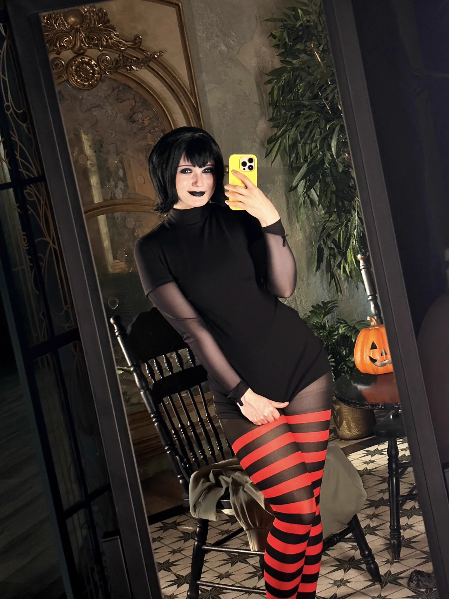 Would you let Mavis bite you if this was your mirror view? 🩸🖤👀 https://t.co/yr6aBYiTCK