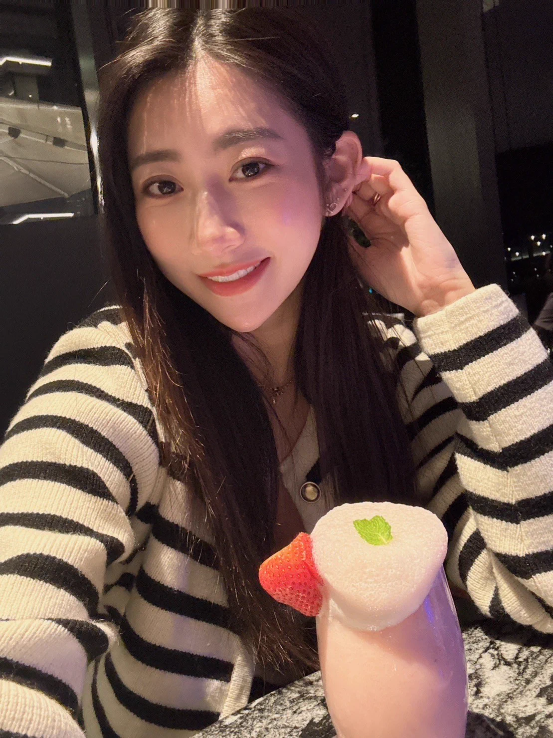 我們不醉不歸~乾杯！🍸作品都在這⬇️⬇️【JVID】https://t.co/7cmrGgyj1r https://t.co/h8bqYU5Msn