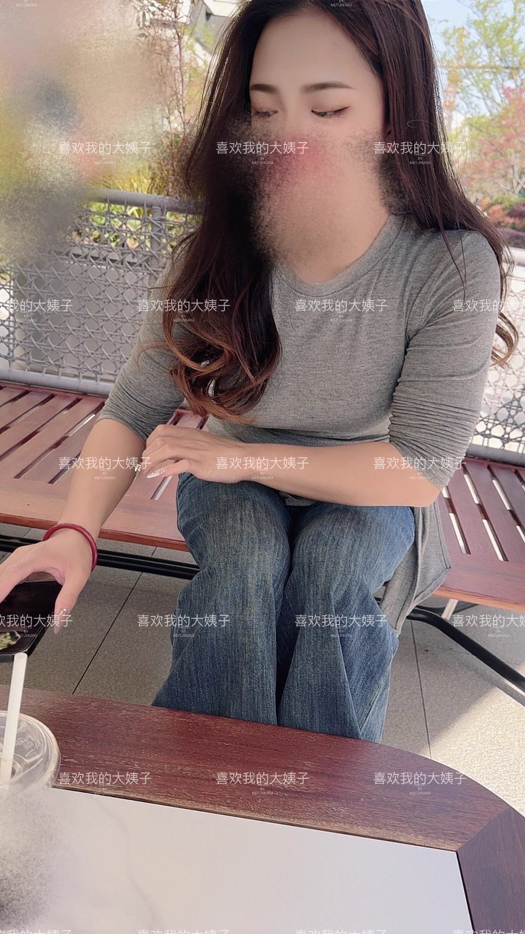 又见女邻居，下班回家了，在小区楼下看到她在喝咖啡闲聊了几句，问她怎么没带儿子，她说让婆婆带着玩去了，自己在家也无聊，就下来坐坐，闲聊的时候偷拍了几张兄弟们目测一下，看看胸大吗 https://t.co/sJOaKCNLgw