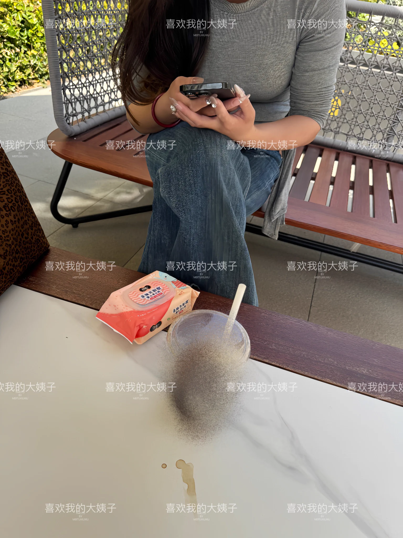 又见女邻居，下班回家了，在小区楼下看到她在喝咖啡闲聊了几句，问她怎么没带儿子，她说让婆婆带着玩去了，自己在家也无聊，就下来坐坐，闲聊的时候偷拍了几张兄弟们目测一下，看看胸大吗 https://t.co/sJOaKCNLgw