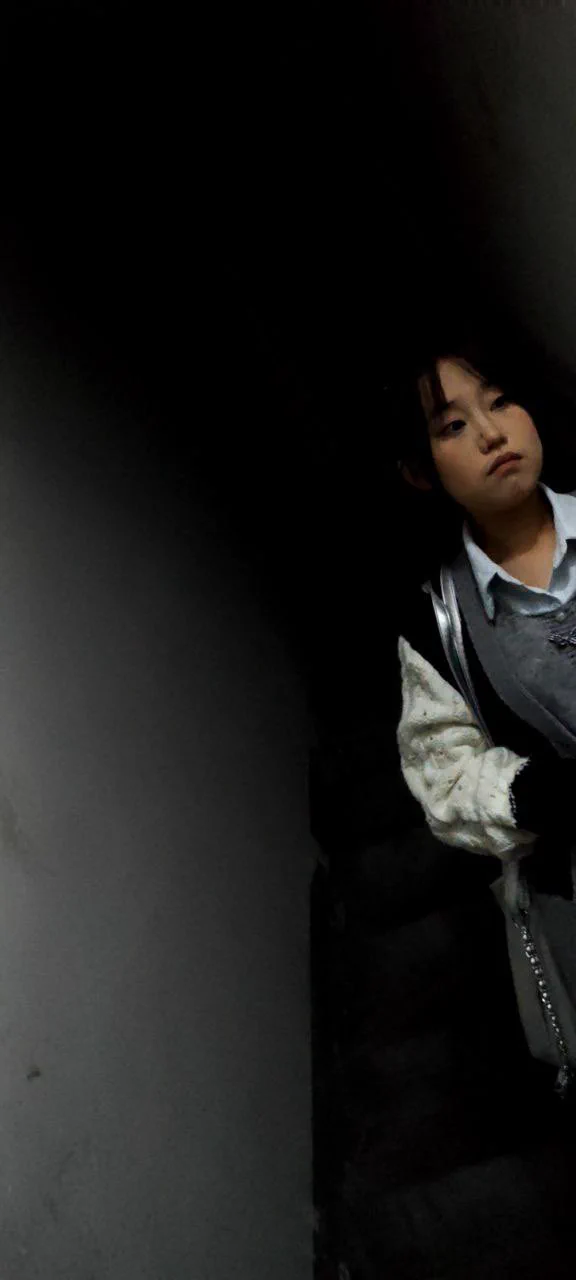 #站街 #站街女 #快餐 #巷子 在幽微的暗光里，低垂的眉眼似藏着心事，于无声处勾动人心。心底便涌起强烈渴望，想知晓她的思绪 https://t.co/iUj49PqNSi
