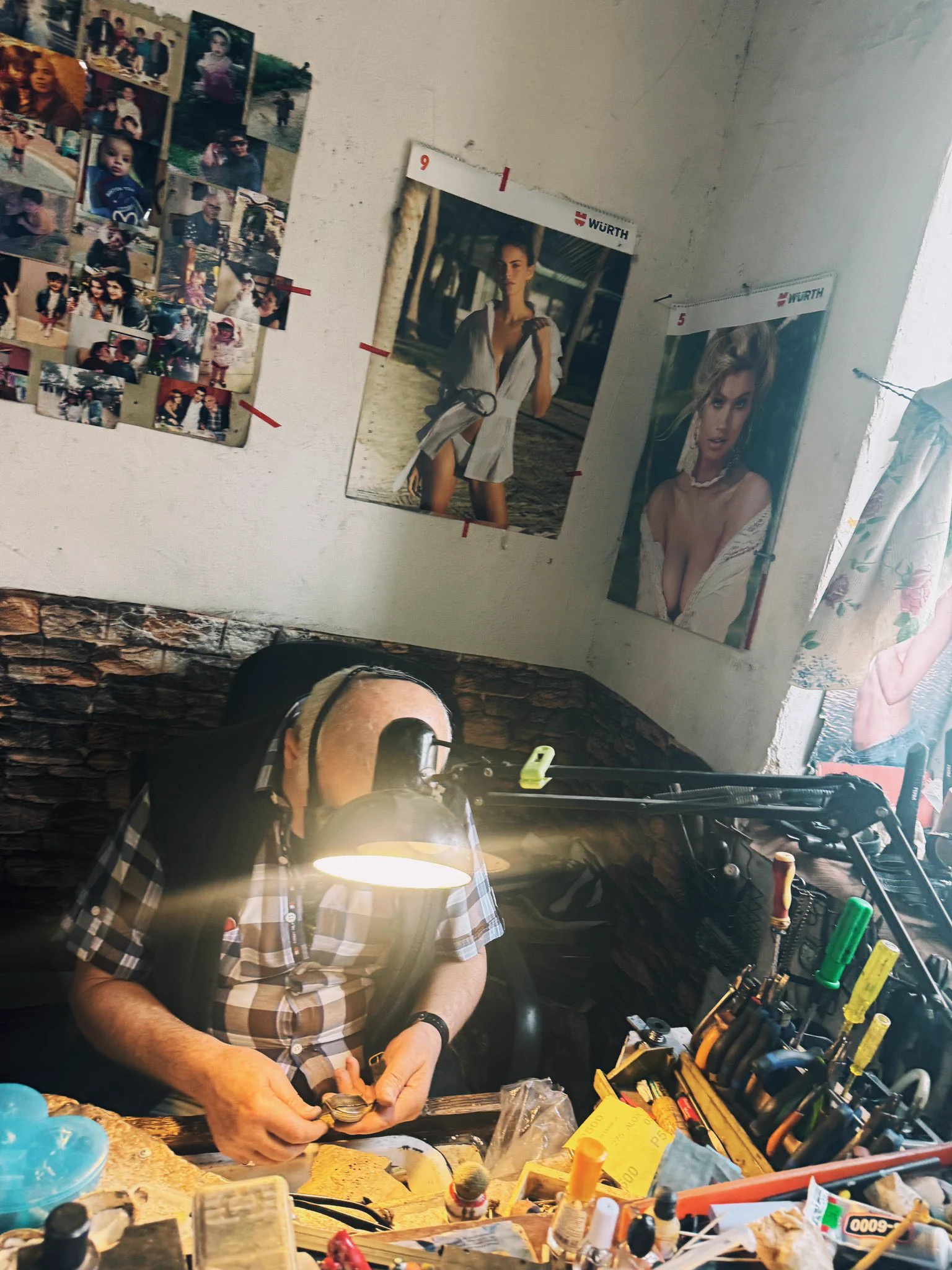今天的戰利品拍完溫泉路過一家首飾工坊裡面掛滿性感美女有個爺爺在打金我問他有沒有十字架爺爺說你要不要我自己戴的這個我說要！woc 原味十字架甩路邊店十萬里 https://t.co/egdXc13Fbu