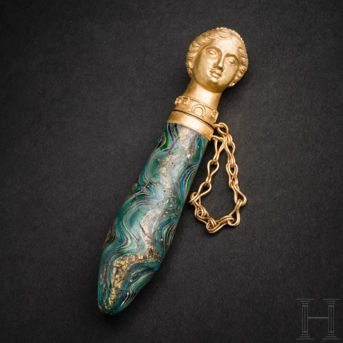 A Roman perfume bottle with figural gold lid - 1st century AD. https://t.co/L6glHmmETR