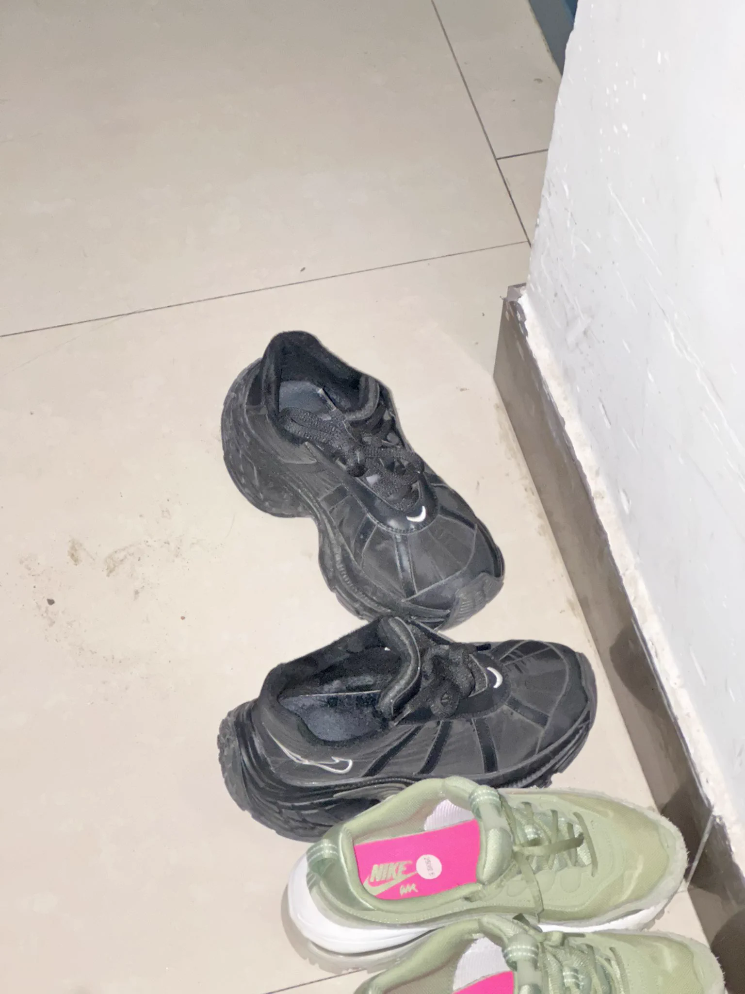 给小情人送回家后看到隔壁楼进去一个高挑少妇，等了十分钟从顶楼一层一层往下找，果然没白忙活啊。 有温度的鞋最好玩了 可惜下午打了两炮 精不多了 不处理直接放回吧 反正一晚上也能干 #扫楼 #原味鞋子 #打胶 https://t.co/B7tAQEQMJh