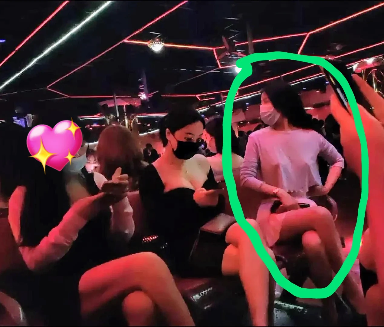 奶头看的一清二楚,仔细看图,电报嗖@ sseppe加裙子。砂舞厅里很多舞女不穿内衣,外面一件薄纱,奶子若隐若现。跟她们跳舞会不会有点尴尬啊!黑灯的时候会不会忍不住… https://t.co/aDcC6tfO0e