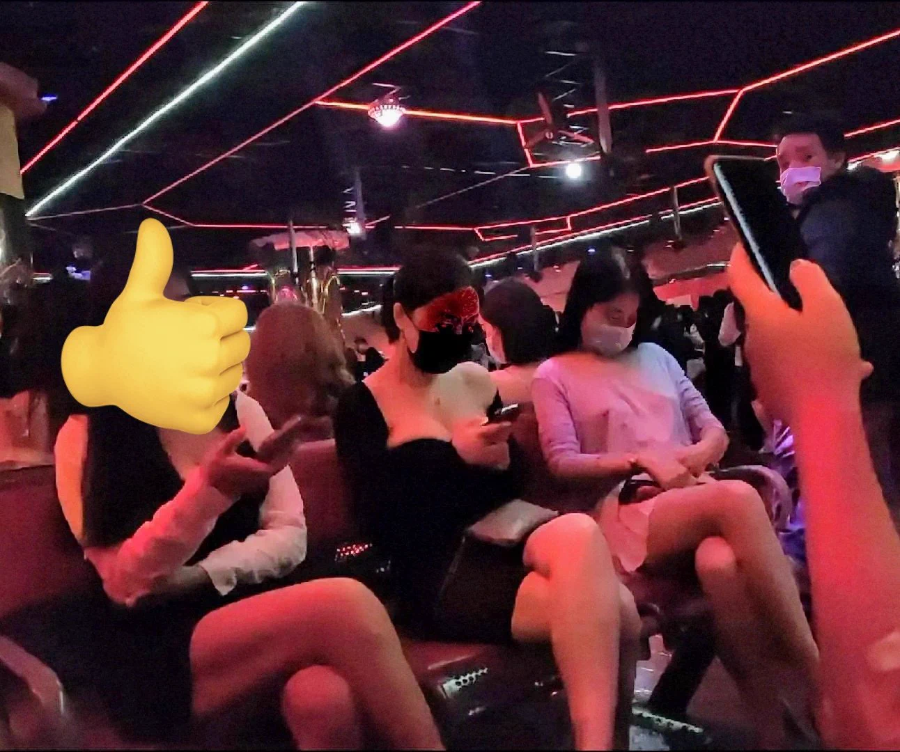 奶头看的一清二楚,仔细看图,电报嗖@ sseppe加裙子。砂舞厅里很多舞女不穿内衣,外面一件薄纱,奶子若隐若现。跟她们跳舞会不会有点尴尬啊!黑灯的时候会不会忍不住… https://t.co/aDcC6tfO0e