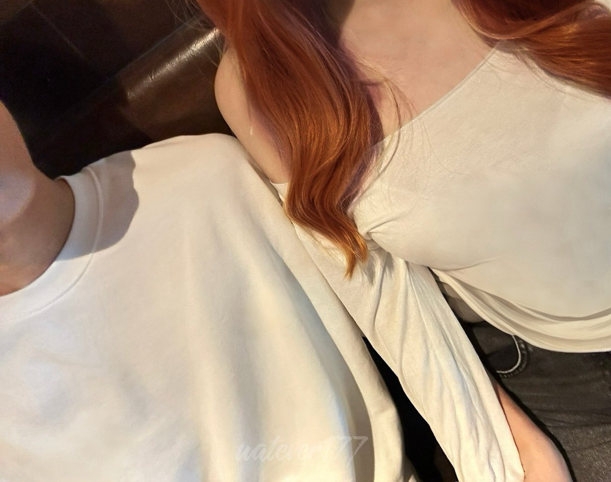 跟她第一次约会～ 很默契地穿白t黑长裤 https://t.co/HG9JVkN7QA