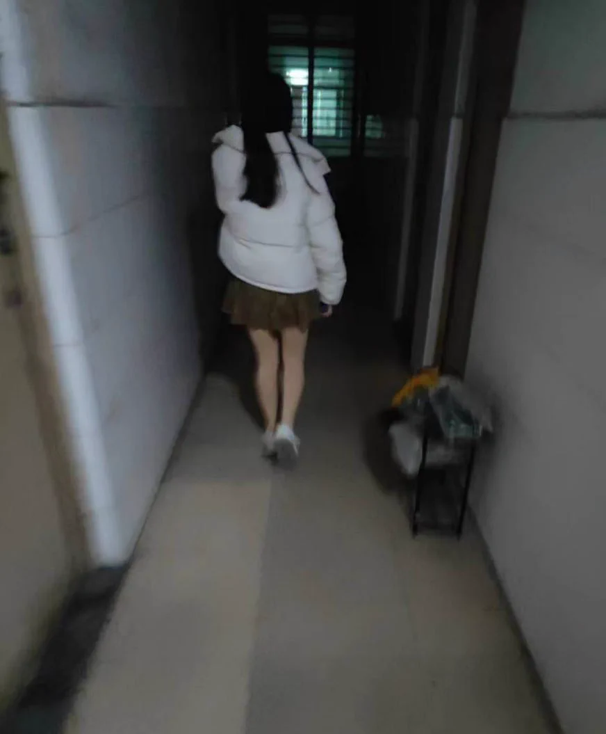 #站街 #站街女 一袭白色棉服，搭长发随性散落，那一瞬间，心被莫名触动，又是一场二百的邂逅 https://t.co/TNhim6A5WO