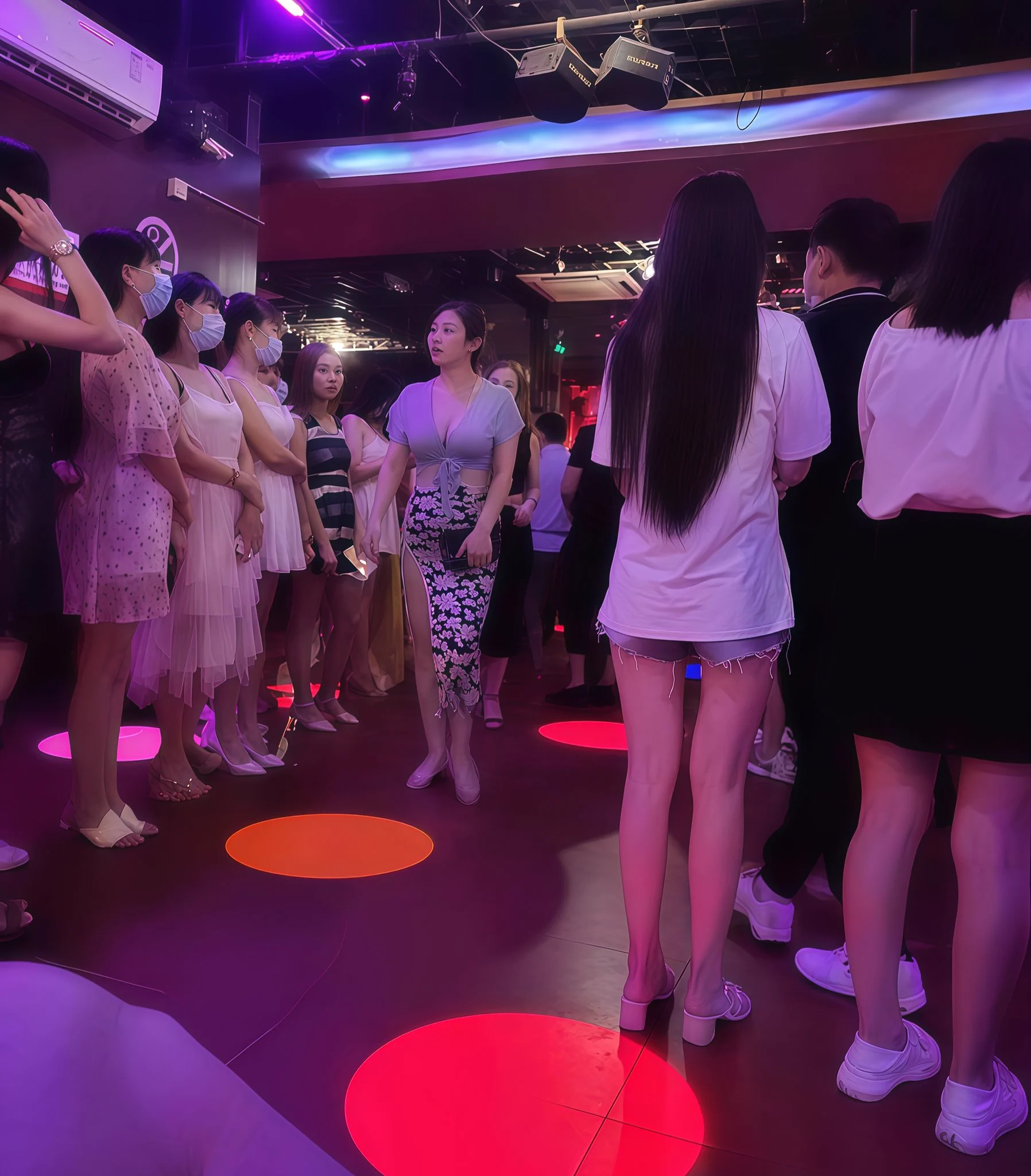 大奶一出,誰与争宠!来自大奶的压制。砂舞厅海选现场,十元就可以扣摸三到伍分钟,名为跳舞,实为淫乐幌子。 https://t.co/qXzJnp5vkP