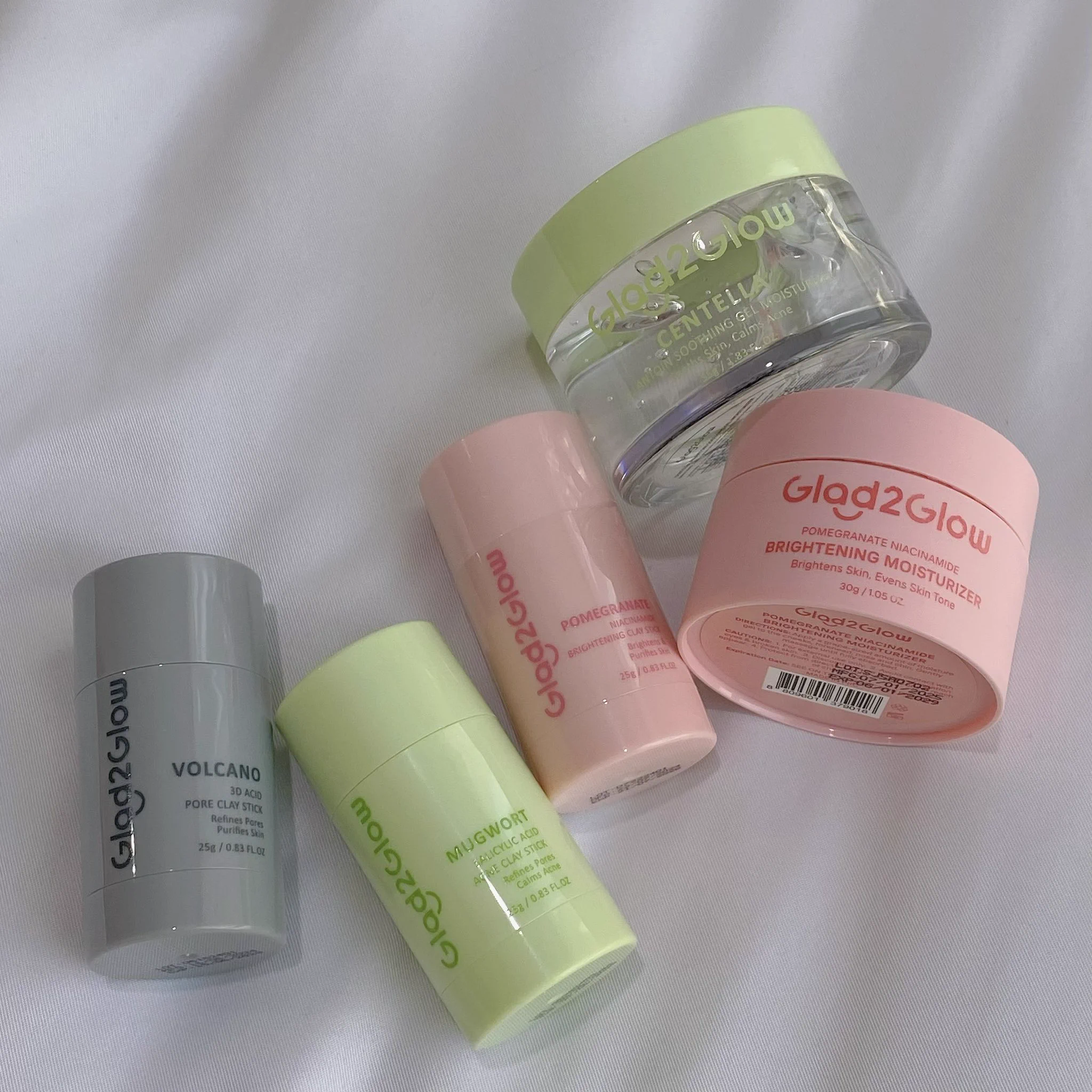 พึ่งลองสกินแคร์ถูกและดีที่กำลังมาแรงเลยตอนนี้ของ Glad2Glow เพื่อนหลายคนเลยป้ายยาตัวมอยส์เจอร์มา ช่วงนี้แดดแรงจริง! กลับบ้านมาคือโบกตัวcentellaก่อนเลย แต่ที่ชอบมากๆ คือ clay stick เขามี 3 สูตรเราใช้หลายสูตรตามปัญหาผิวหน้าเฉพาะส่วน ล้างออกง่ายผิวไม่แห้งตึงเกิน ดีเกินราคามาก ไปลอง !!