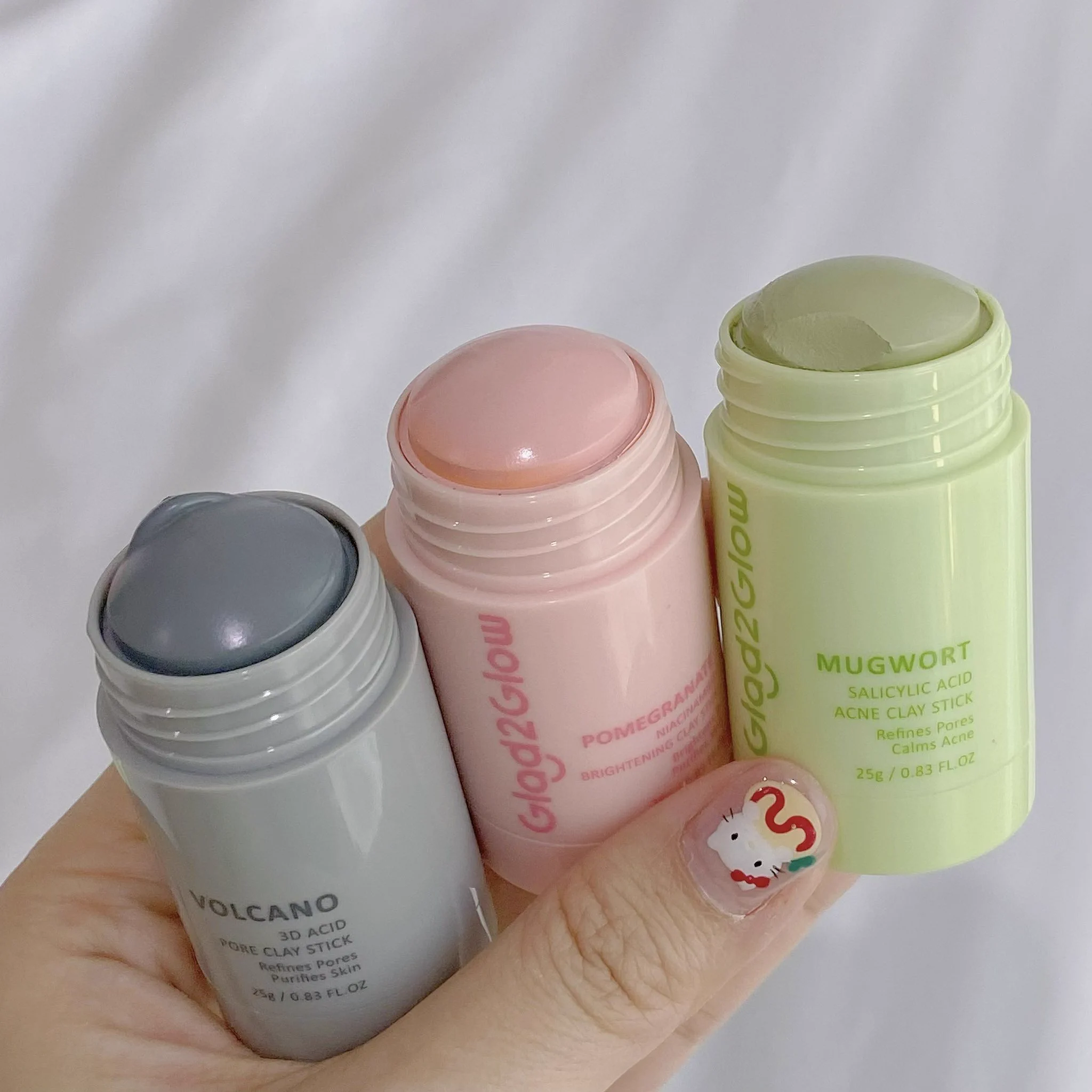 พึ่งลองสกินแคร์ถูกและดีที่กำลังมาแรงเลยตอนนี้ของ Glad2Glow เพื่อนหลายคนเลยป้ายยาตัวมอยส์เจอร์มา ช่วงนี้แดดแรงจริง! กลับบ้านมาคือโบกตัวcentellaก่อนเลย แต่ที่ชอบมากๆ คือ clay stick เขามี 3 สูตรเราใช้หลายสูตรตามปัญหาผิวหน้าเฉพาะส่วน ล้างออกง่ายผิวไม่แห้งตึงเกิน ดีเกินราคามาก ไปลอง !!