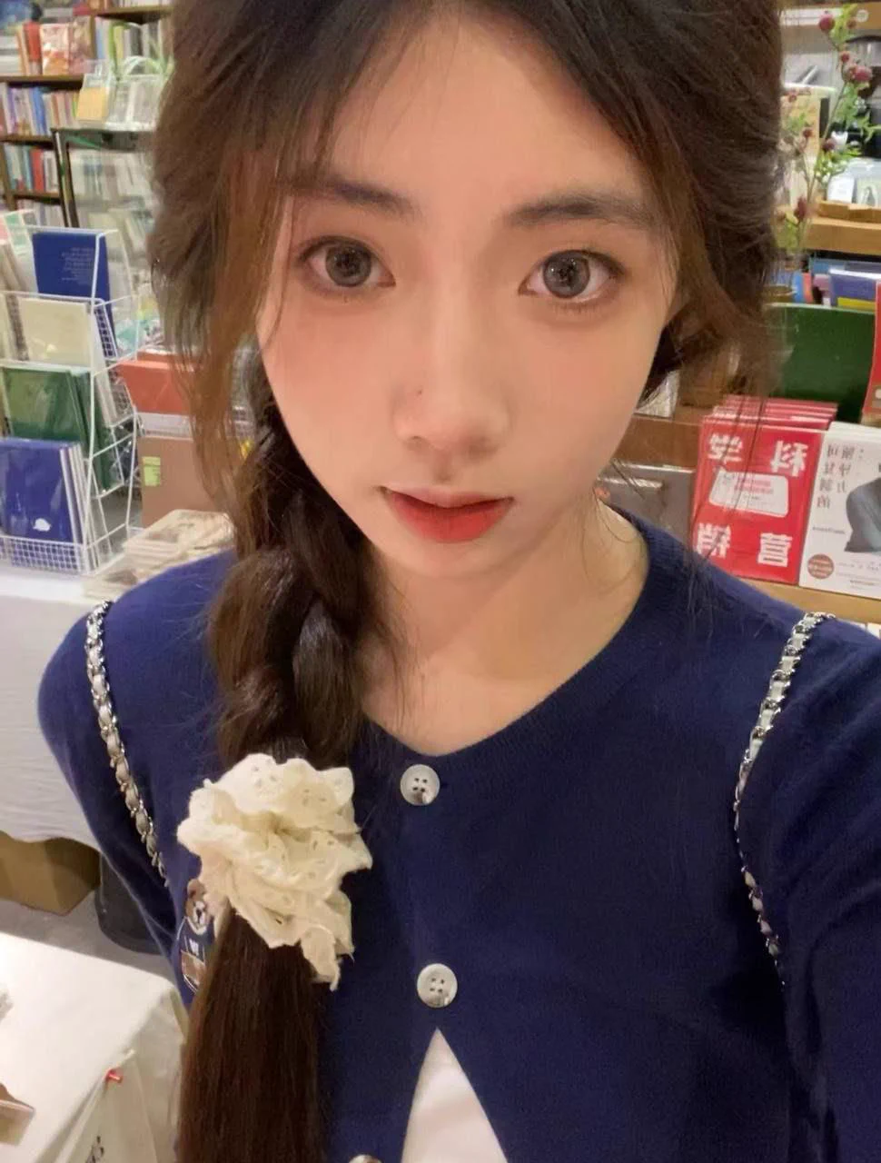 粉丝投稿校花女友抖音博主，分手被渣男曝光，记录了在一起一年的性福。学舞蹈的女孩子会的姿势就是多，喜欢在楼道内露出，娇喘诱人。照片137张 视频8段完整版在主页 https://t.co/ZG8HWhBdXt