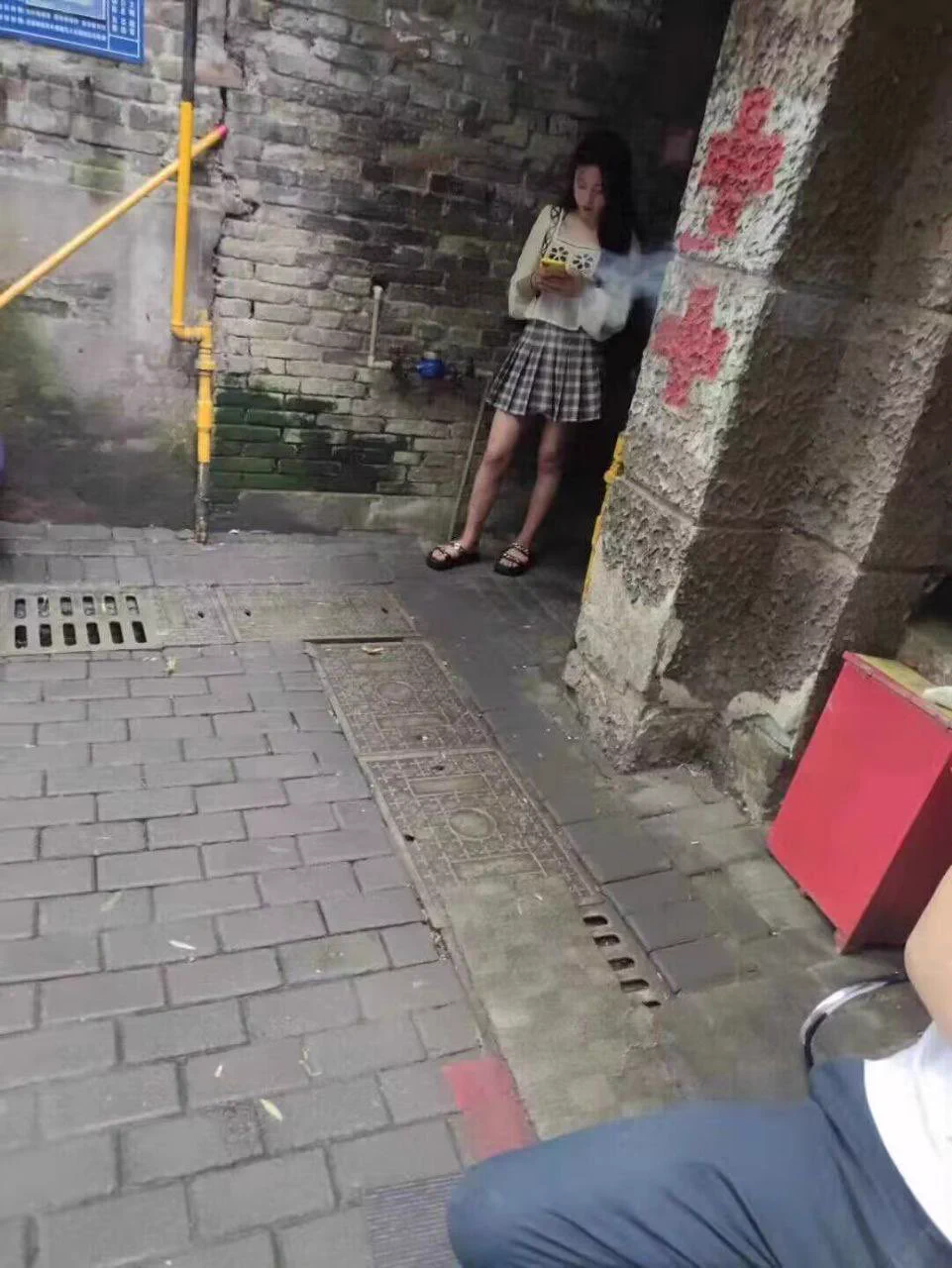 #西安 #站街 #扫街 导航罗家寨，中午十一点左右从鱼粉叔叔这里近，转了几圈没发现几十个那么多，四五十的大妈有十来个，三十左右小少妇有一两个吧，转了半天找了个三十左右的好在身材很苗条，进屋没空调只有电扇，啥服务也没有 https://t.co/1DKy1nPglk