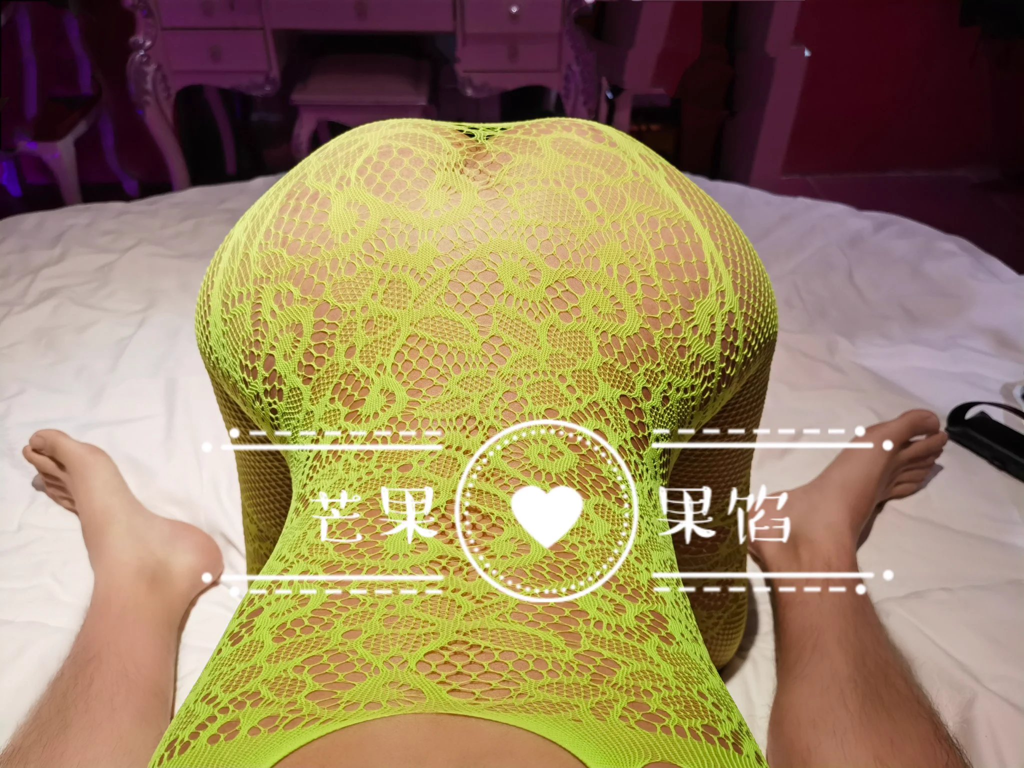 荧光绿肥臀，一巴掌就出水，打的越狠水越多，骚妻的公交车肥臀@AsianSwings4 @006share @BassYosef @007share @Hexiansheng0031 @eggroll_tea🔍 @tbzt2024 @wqganenshi_ https://t.co/SkqgfGEX83