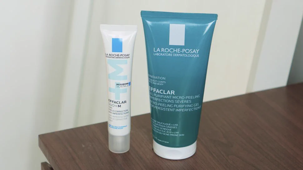 ดูโอ้นี้ของ La roche-posay คือของจริง! ตัวเจลล้างหน้าเคยรีวิวไปแล้วว่าชอบมากๆ เป็นเนื้อเจลๆไม่ค่อยมีฟองลดความมัน เหมาะมากๆกับคนแพ้ง่าย สิวขึ้นง่าย ตอนใช้จะเย็นๆผิวหน่อย สดชื่นดี ผิวไม่แห้งตึงส่วนตัว duo+m ใช้ตั้งแต่มหาลัยจนเลิกนับหลอดตัวจริงเรื่องลดสิว ลดความมัน ลดอักเสบ ลดรอยดำแดงจากสิวมากกก แล้วชุ่มชื้นด้วย ช่วยปรับสมดุลผิว สิวขึ้นน้อยลงจริงจัง จริงๆคนผิวบอบบางแพ้ง่ายบำรุงแค่ตัวนี้ตัวเดียวจบได้เลยนะ 🩵#LaRochePosayTH #Effaclar #ลาโรชโพเซย์ #เอฟฟาคลาร์ #เอฟฟาคลาร์ดูโอพลัสเอ็ม #ลดสิว #รอยสิว #EffaclarDuo #ผิวมัน