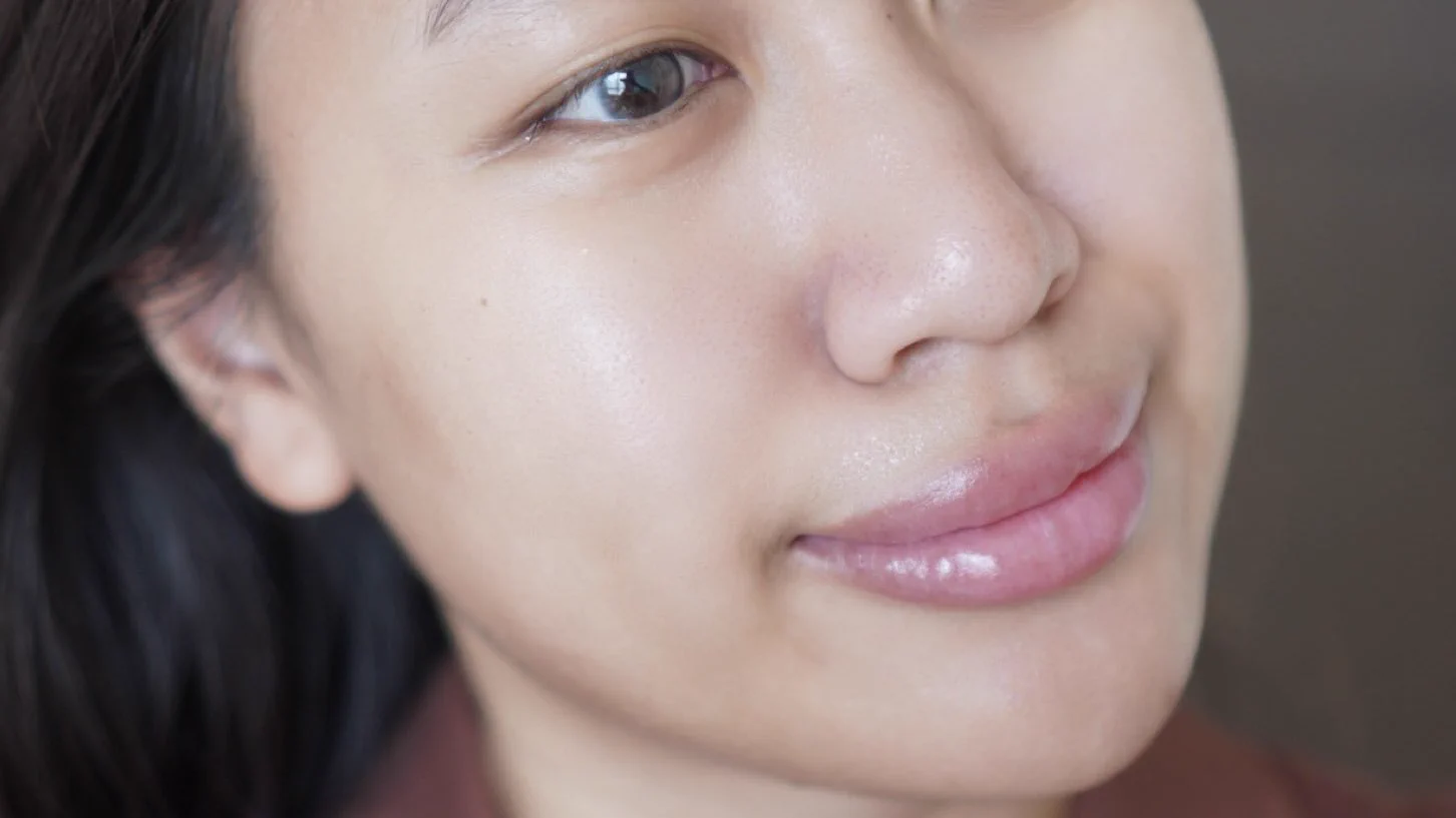 ดูโอ้นี้ของ La roche-posay คือของจริง! ตัวเจลล้างหน้าเคยรีวิวไปแล้วว่าชอบมากๆ เป็นเนื้อเจลๆไม่ค่อยมีฟองลดความมัน เหมาะมากๆกับคนแพ้ง่าย สิวขึ้นง่าย ตอนใช้จะเย็นๆผิวหน่อย สดชื่นดี ผิวไม่แห้งตึงส่วนตัว duo+m ใช้ตั้งแต่มหาลัยจนเลิกนับหลอดตัวจริงเรื่องลดสิว ลดความมัน ลดอักเสบ ลดรอยดำแดงจากสิวมากกก แล้วชุ่มชื้นด้วย ช่วยปรับสมดุลผิว สิวขึ้นน้อยลงจริงจัง จริงๆคนผิวบอบบางแพ้ง่ายบำรุงแค่ตัวนี้ตัวเดียวจบได้เลยนะ 🩵#LaRochePosayTH #Effaclar #ลาโรชโพเซย์ #เอฟฟาคลาร์ #เอฟฟาคลาร์ดูโอพลัสเอ็ม #ลดสิว #รอยสิว #EffaclarDuo #ผิวมัน