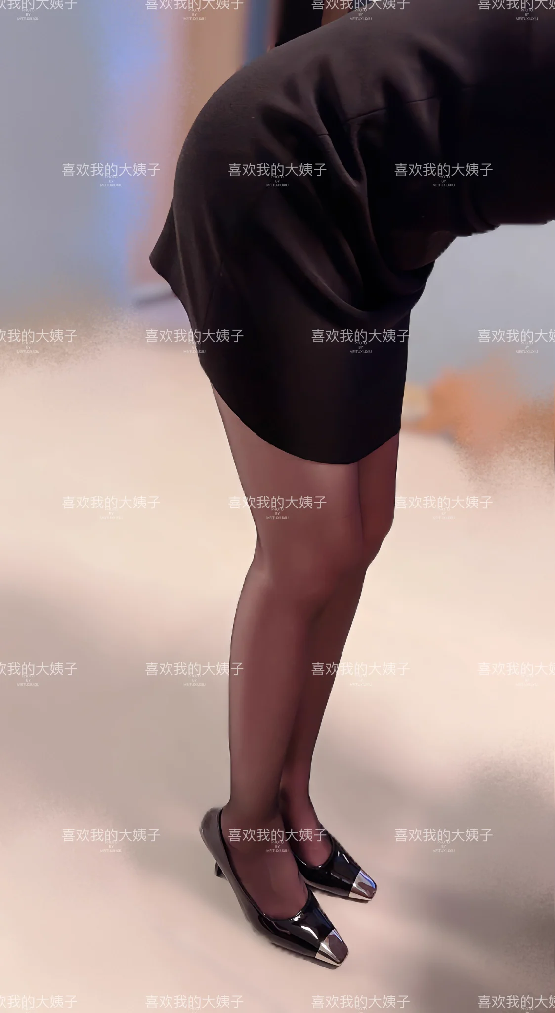 我正在家里拼积木呢，今晚在游乐场抽奖中的，老婆搂着孩子睡觉去了，大姐刚回家，我都以为大姐今晚不回来了和大姐闲聊了几句，大姐说本来不想回来的，家里没有卸妆的，就回来了我问咱妈让你相亲没有，大姐说没有，提都没提，这个姿势是大姐在看我拼的积木呢 https://t.co/9WxoLpJbRO
