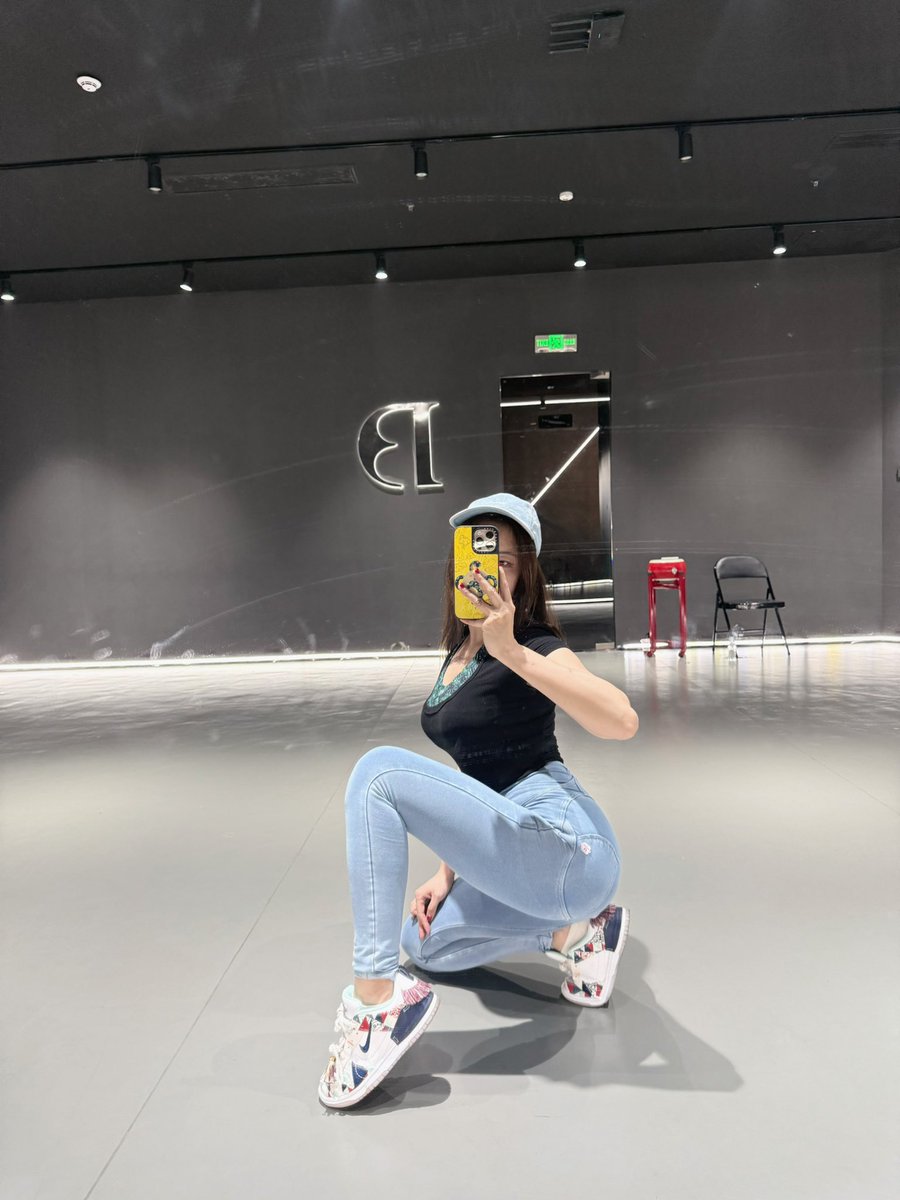 最近的一段时间都泡在舞蹈教室，高尔夫练习场，换了一种运动方式浑身肌肉酸痛到每天睡觉翻身都能疼醒，雕刻自己的过程真的好艰难，但又好充实啊！ https://t.co/UqJv0EwSgC