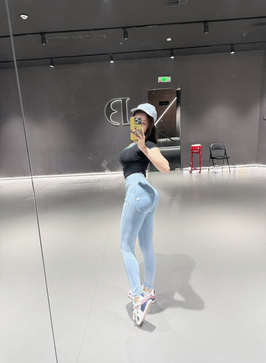 最近的一段时间都泡在舞蹈教室，高尔夫练习场，换了一种运动方式浑身肌肉酸痛到每天睡觉翻身都能疼醒，雕刻自己的过程真的好艰难，但又好充实啊！ https://t.co/UqJv0EwSgC