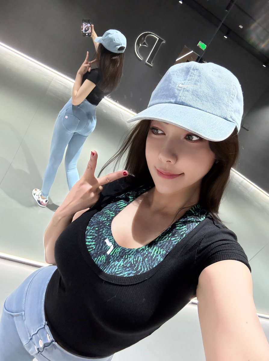 最近的一段时间都泡在舞蹈教室，高尔夫练习场，换了一种运动方式浑身肌肉酸痛到每天睡觉翻身都能疼醒，雕刻自己的过程真的好艰难，但又好充实啊！ https://t.co/UqJv0EwSgC